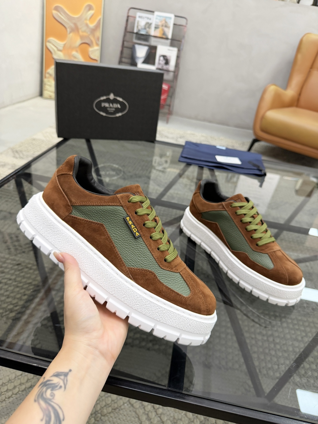 P440 P 🔍顶级代购🇮🇹 普 炸街男神休闲鞋新品来袭超人气爆款专柜同步，鞋面意大利进口原版荔枝纹牛皮搭配反绒牛皮面料，高品质压印标志复杂拼接工艺，透气舒适牛皮内里垫，增高时尚简易版面男神风格，鞋底：原厂特供原版发泡大底，原厂跟单货🔍高品质，可随意进出专柜，欢迎对比，码数 38-44（订 45 46 ）