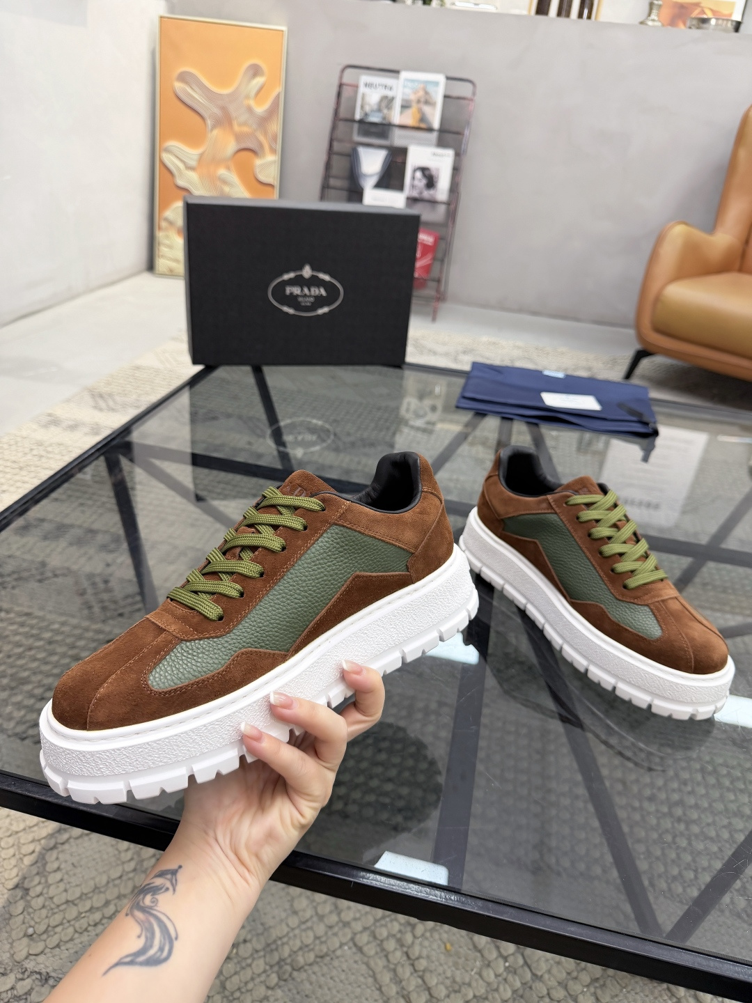 P440 P 🔍顶级代购🇮🇹 普 炸街男神休闲鞋新品来袭超人气爆款专柜同步，鞋面意大利进口原版荔枝纹牛皮搭配反绒牛皮面料，高品质压印标志复杂拼接工艺，透气舒适牛皮内里垫，增高时尚简易版面男神风格，鞋底：原厂特供原版发泡大底，原厂跟单货🔍高品质，可随意进出专柜，欢迎对比，码数 38-44（订 45 46 ）