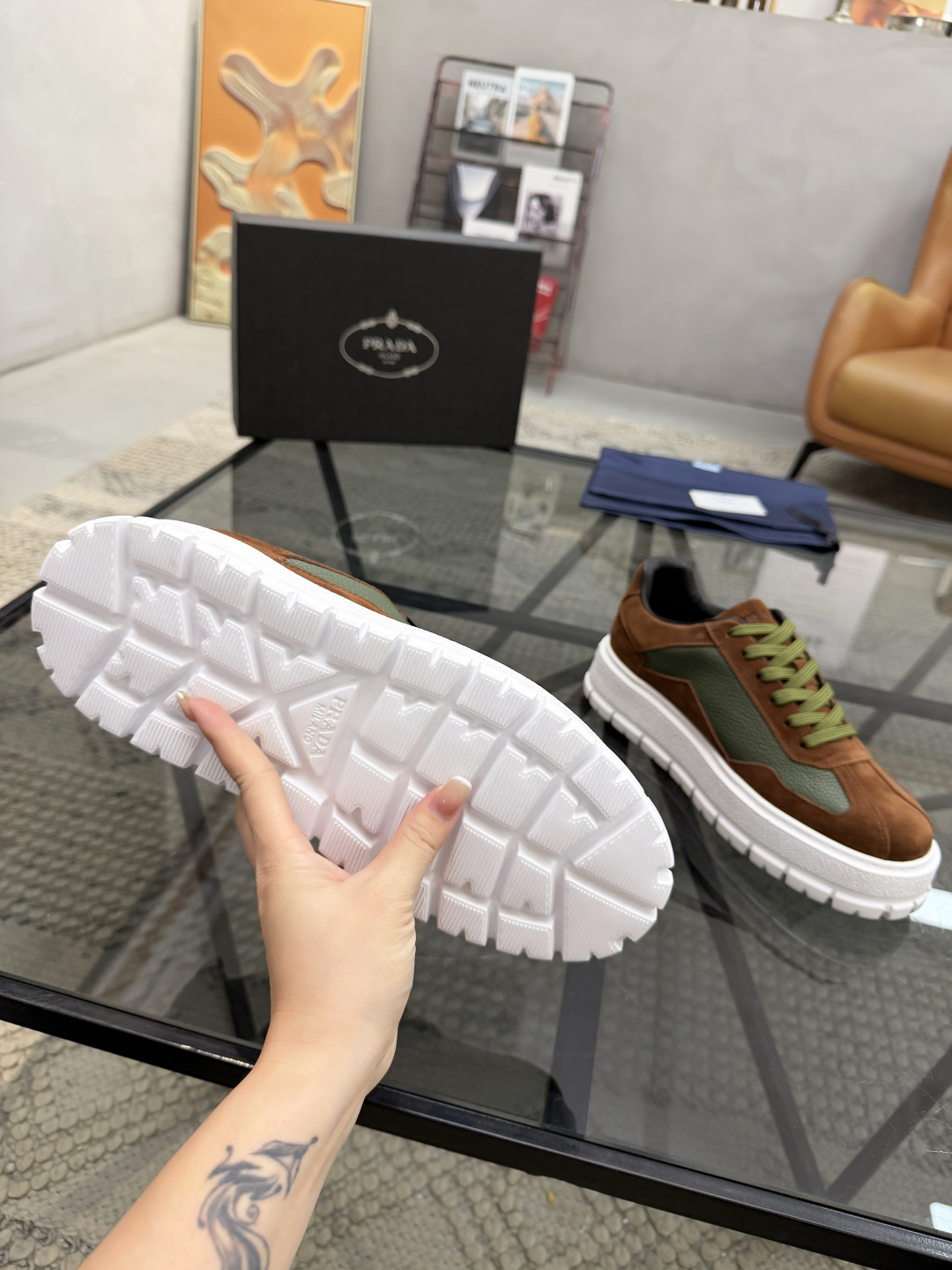 P440 P 🔍顶级代购🇮🇹 普 炸街男神休闲鞋新品来袭超人气爆款专柜同步，鞋面意大利进口原版荔枝纹牛皮搭配反绒牛皮面料，高品质压印标志复杂拼接工艺，透气舒适牛皮内里垫，增高时尚简易版面男神风格，鞋底：原厂特供原版发泡大底，原厂跟单货🔍高品质，可随意进出专柜，欢迎对比，码数 38-44（订 45 46 ）