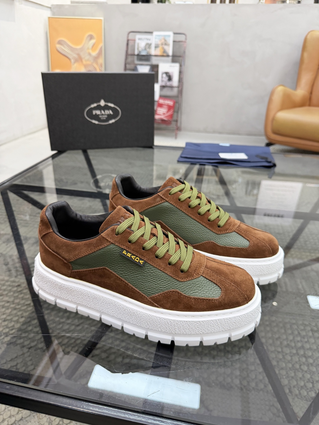 P440 P 🔍顶级代购🇮🇹 普 炸街男神休闲鞋新品来袭超人气爆款专柜同步，鞋面意大利进口原版荔枝纹牛皮搭配反绒牛皮面料，高品质压印标志复杂拼接工艺，透气舒适牛皮内里垫，增高时尚简易版面男神风格，鞋底：原厂特供原版发泡大底，原厂跟单货🔍高品质，可随意进出专柜，欢迎对比，码数 38-44（订 45 46 ）