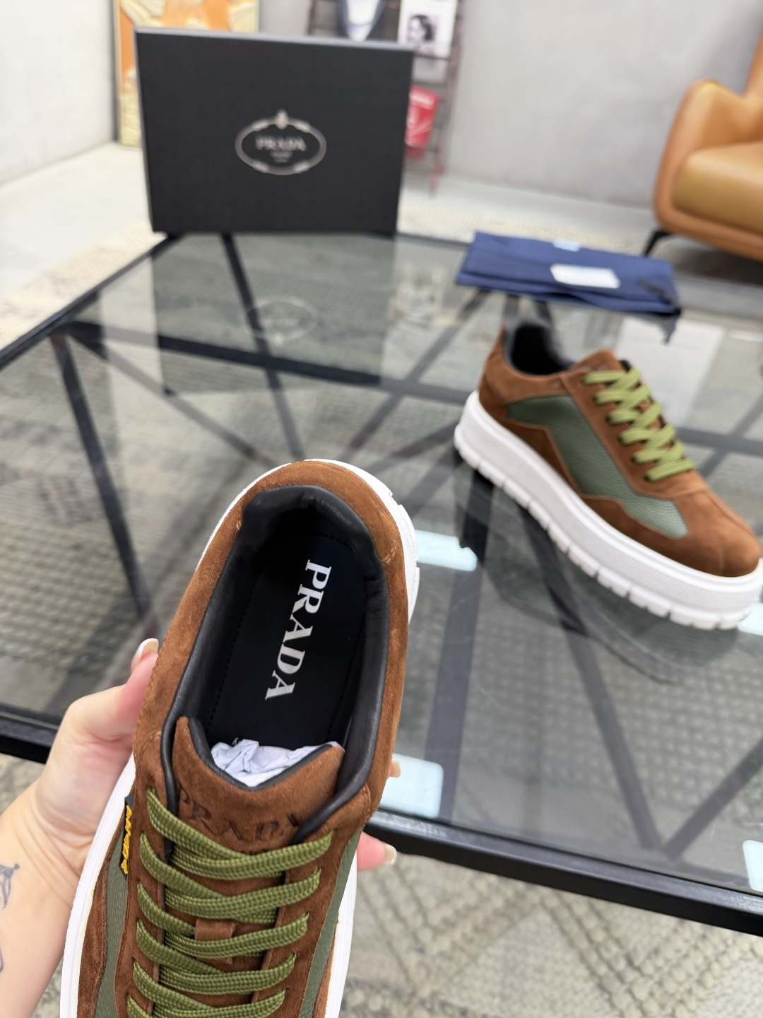 P440 P 🔍顶级代购🇮🇹 普 炸街男神休闲鞋新品来袭超人气爆款专柜同步，鞋面意大利进口原版荔枝纹牛皮搭配反绒牛皮面料，高品质压印标志复杂拼接工艺，透气舒适牛皮内里垫，增高时尚简易版面男神风格，鞋底：原厂特供原版发泡大底，原厂跟单货🔍高品质，可随意进出专柜，欢迎对比，码数 38-44（订 45 46 ）