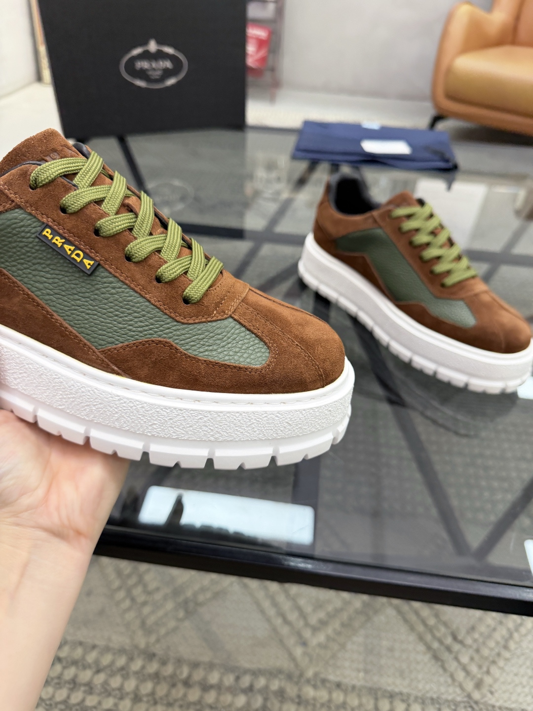 P440 P 🔍顶级代购🇮🇹 普 炸街男神休闲鞋新品来袭超人气爆款专柜同步，鞋面意大利进口原版荔枝纹牛皮搭配反绒牛皮面料，高品质压印标志复杂拼接工艺，透气舒适牛皮内里垫，增高时尚简易版面男神风格，鞋底：原厂特供原版发泡大底，原厂跟单货🔍高品质，可随意进出专柜，欢迎对比，码数 38-44（订 45 46 ）
