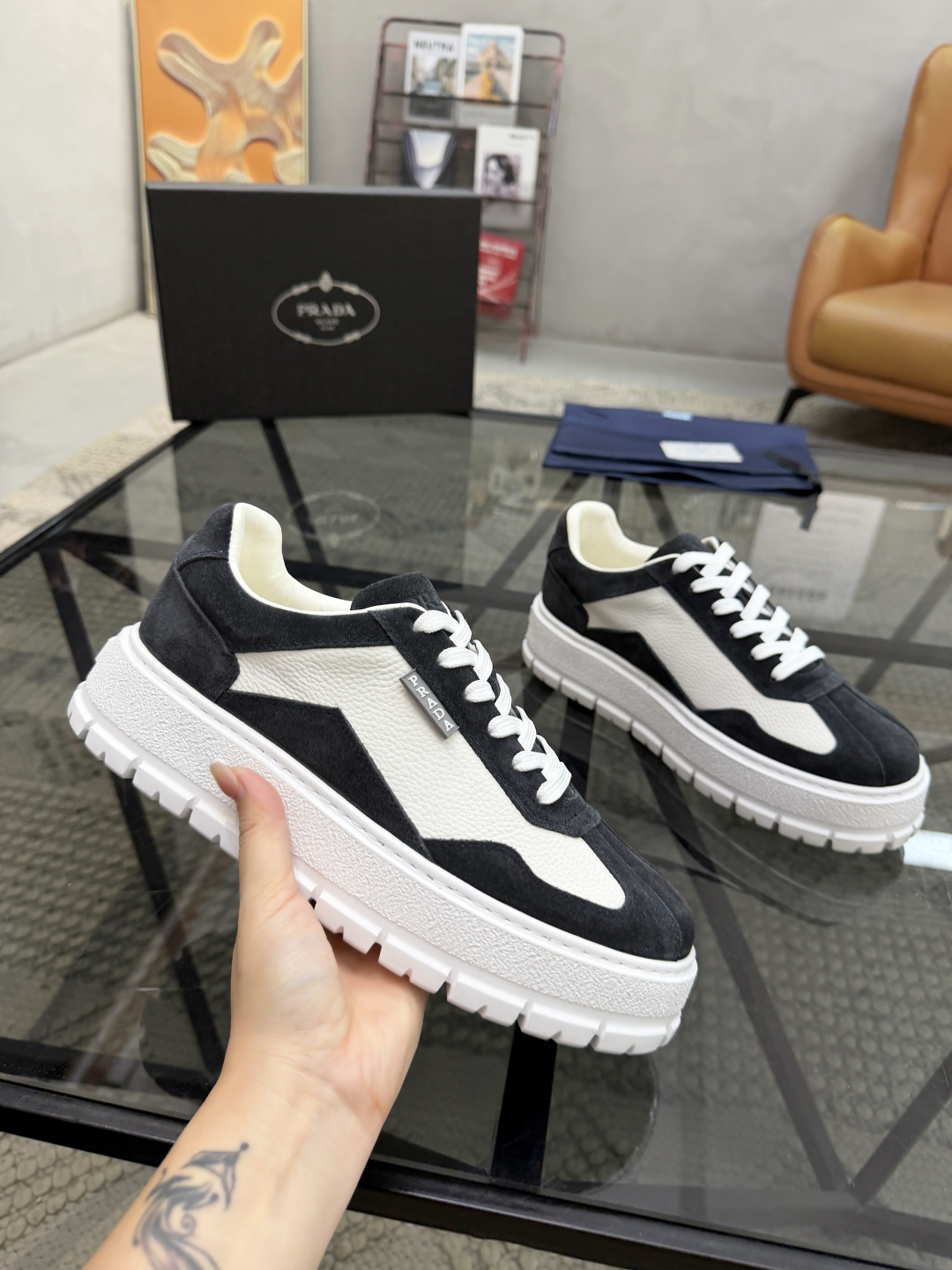 P440 P 🔍顶级代购🇮🇹 普 炸街男神休闲鞋新品来袭超人气爆款专柜同步，鞋面意大利进口原版荔枝纹牛皮搭配反绒牛皮面料，高品质压印标志复杂拼接工艺，透气舒适牛皮内里垫，增高时尚简易版面男神风格，鞋底：原厂特供原版发泡大底，原厂跟单货🔍高品质，可随意进出专柜，欢迎对比，码数 38-44（订 45 46 ）