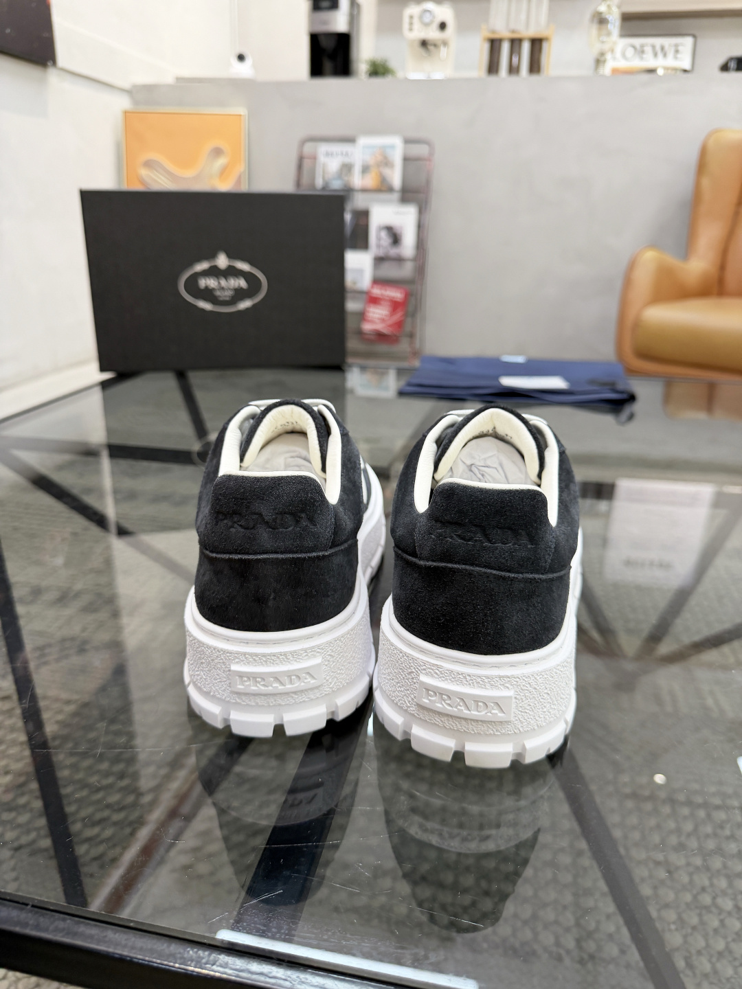 P440 P 🔍顶级代购🇮🇹 普 炸街男神休闲鞋新品来袭超人气爆款专柜同步，鞋面意大利进口原版荔枝纹牛皮搭配反绒牛皮面料，高品质压印标志复杂拼接工艺，透气舒适牛皮内里垫，增高时尚简易版面男神风格，鞋底：原厂特供原版发泡大底，原厂跟单货🔍高品质，可随意进出专柜，欢迎对比，码数 38-44（订 45 46 ）