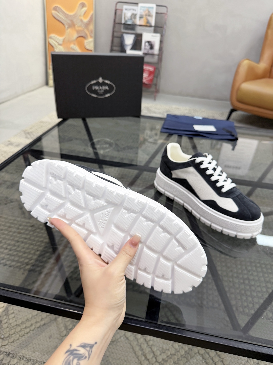 P440 P 🔍顶级代购🇮🇹 普 炸街男神休闲鞋新品来袭超人气爆款专柜同步，鞋面意大利进口原版荔枝纹牛皮搭配反绒牛皮面料，高品质压印标志复杂拼接工艺，透气舒适牛皮内里垫，增高时尚简易版面男神风格，鞋底：原厂特供原版发泡大底，原厂跟单货🔍高品质，可随意进出专柜，欢迎对比，码数 38-44（订 45 46 ）