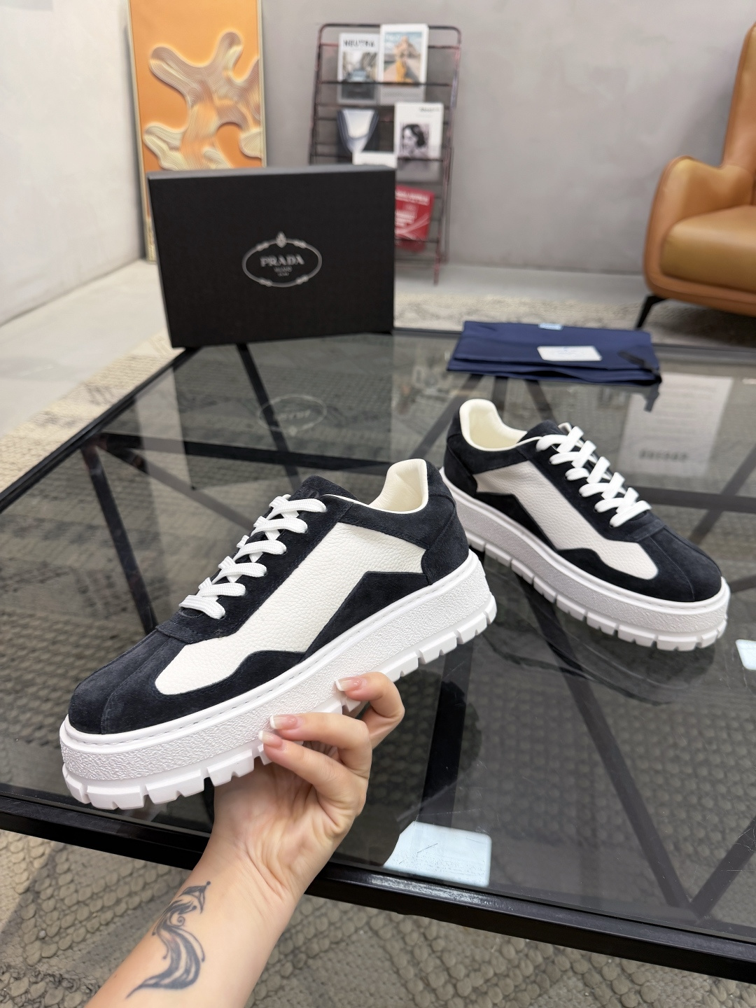 P440 P 🔍顶级代购🇮🇹 普 炸街男神休闲鞋新品来袭超人气爆款专柜同步，鞋面意大利进口原版荔枝纹牛皮搭配反绒牛皮面料，高品质压印标志复杂拼接工艺，透气舒适牛皮内里垫，增高时尚简易版面男神风格，鞋底：原厂特供原版发泡大底，原厂跟单货🔍高品质，可随意进出专柜，欢迎对比，码数 38-44（订 45 46 ）