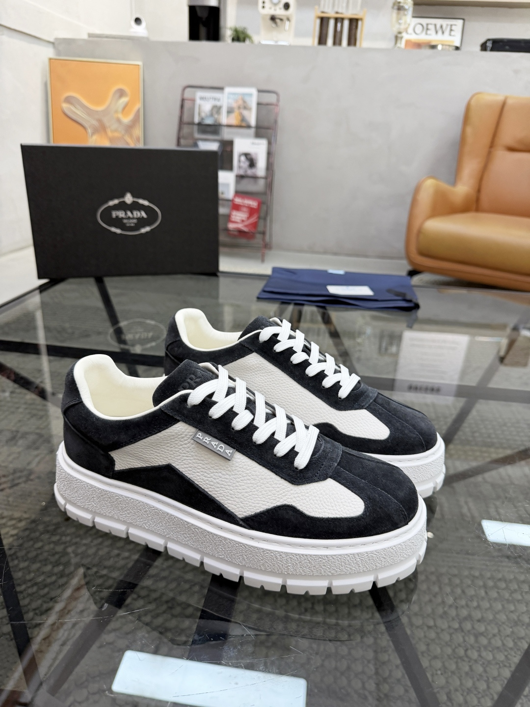 P440 P 🔍顶级代购🇮🇹 普 炸街男神休闲鞋新品来袭超人气爆款专柜同步，鞋面意大利进口原版荔枝纹牛皮搭配反绒牛皮面料，高品质压印标志复杂拼接工艺，透气舒适牛皮内里垫，增高时尚简易版面男神风格，鞋底：原厂特供原版发泡大底，原厂跟单货🔍高品质，可随意进出专柜，欢迎对比，码数 38-44（订 45 46 ）