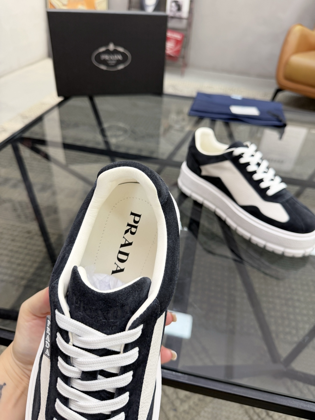 P440 P 🔍顶级代购🇮🇹 普 炸街男神休闲鞋新品来袭超人气爆款专柜同步，鞋面意大利进口原版荔枝纹牛皮搭配反绒牛皮面料，高品质压印标志复杂拼接工艺，透气舒适牛皮内里垫，增高时尚简易版面男神风格，鞋底：原厂特供原版发泡大底，原厂跟单货🔍高品质，可随意进出专柜，欢迎对比，码数 38-44（订 45 46 ）