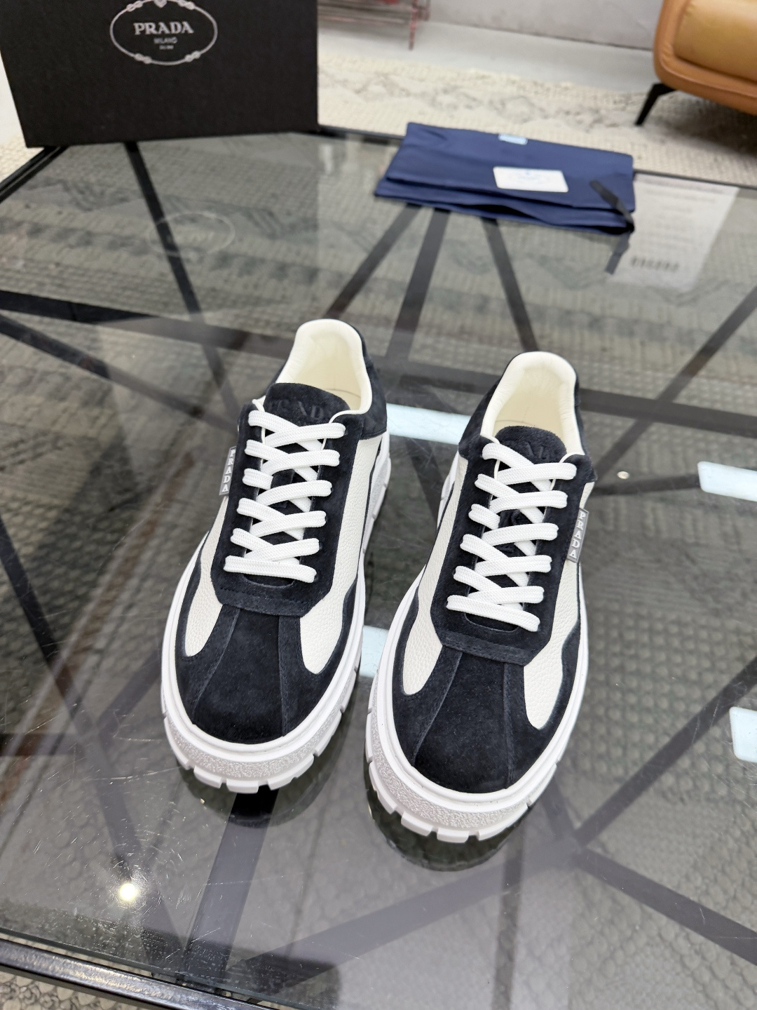 P440 P 🔍顶级代购🇮🇹 普 炸街男神休闲鞋新品来袭超人气爆款专柜同步，鞋面意大利进口原版荔枝纹牛皮搭配反绒牛皮面料，高品质压印标志复杂拼接工艺，透气舒适牛皮内里垫，增高时尚简易版面男神风格，鞋底：原厂特供原版发泡大底，原厂跟单货🔍高品质，可随意进出专柜，欢迎对比，码数 38-44（订 45 46 ）