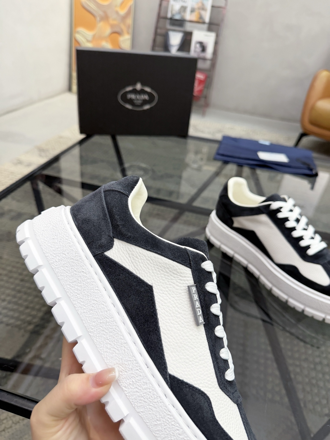 P440 P 🔍顶级代购🇮🇹 普 炸街男神休闲鞋新品来袭超人气爆款专柜同步，鞋面意大利进口原版荔枝纹牛皮搭配反绒牛皮面料，高品质压印标志复杂拼接工艺，透气舒适牛皮内里垫，增高时尚简易版面男神风格，鞋底：原厂特供原版发泡大底，原厂跟单货🔍高品质，可随意进出专柜，欢迎对比，码数 38-44（订 45 46 ）