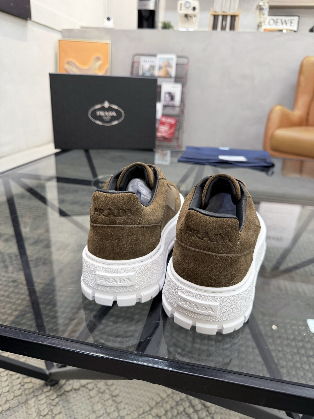 P440 P 🔍顶级代购🇮🇹 普 炸街男神休闲鞋新品来袭超人气爆款专柜同步，鞋面意大利进口原版荔枝纹牛皮搭配反绒牛皮面料，高品质压印标志复杂拼接工艺，透气舒适牛皮内里垫，增高时尚简易版面男神风格，鞋底：原厂特供原版发泡大底，原厂跟单货🔍高品质，可随意进出专柜，欢迎对比，码数 38-44（订 45 46 ）