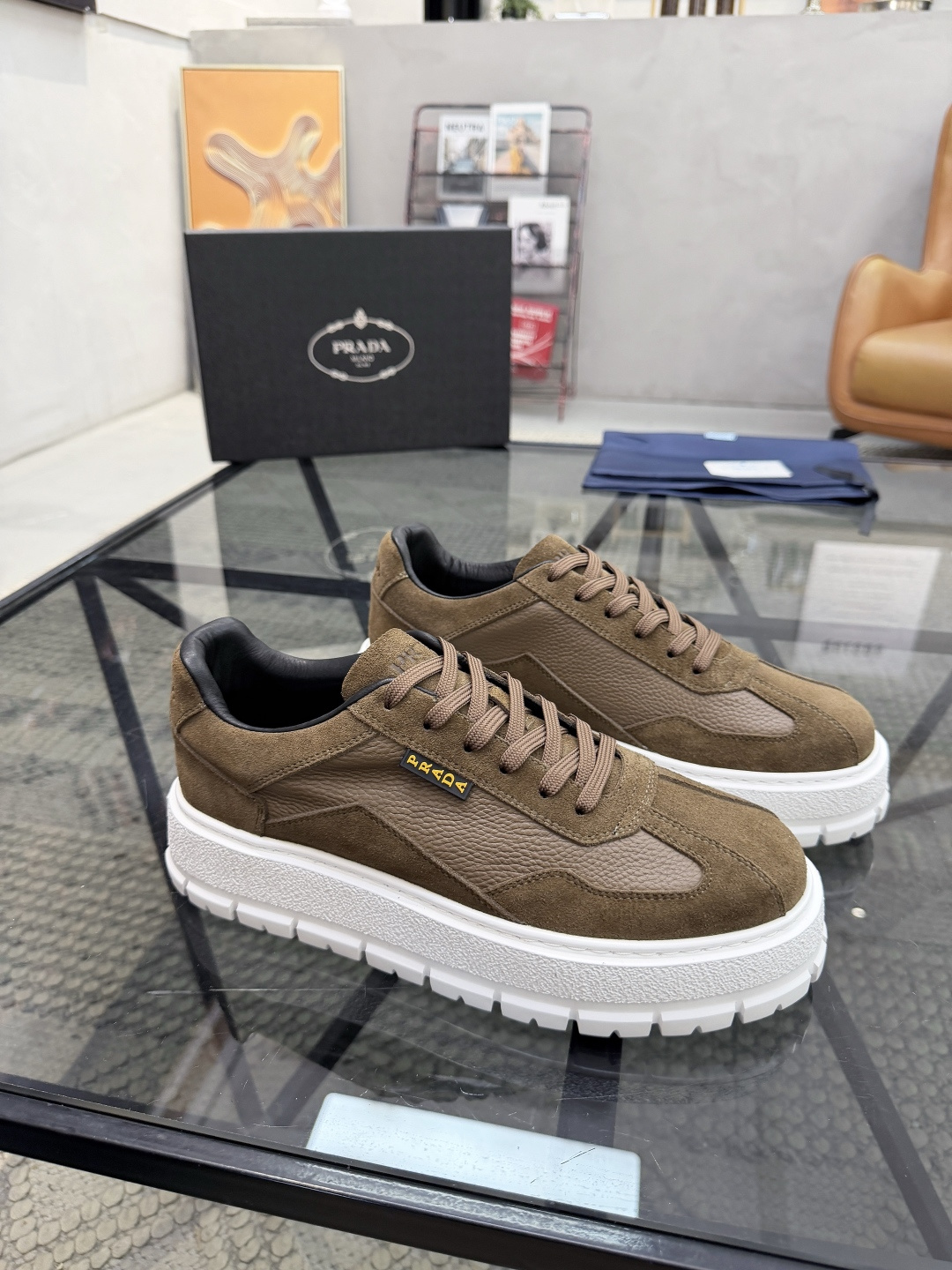 P440 P 🔍顶级代购🇮🇹 普 炸街男神休闲鞋新品来袭超人气爆款专柜同步，鞋面意大利进口原版荔枝纹牛皮搭配反绒牛皮面料，高品质压印标志复杂拼接工艺，透气舒适牛皮内里垫，增高时尚简易版面男神风格，鞋底：原厂特供原版发泡大底，原厂跟单货🔍高品质，可随意进出专柜，欢迎对比，码数 38-44（订 45 46 ）