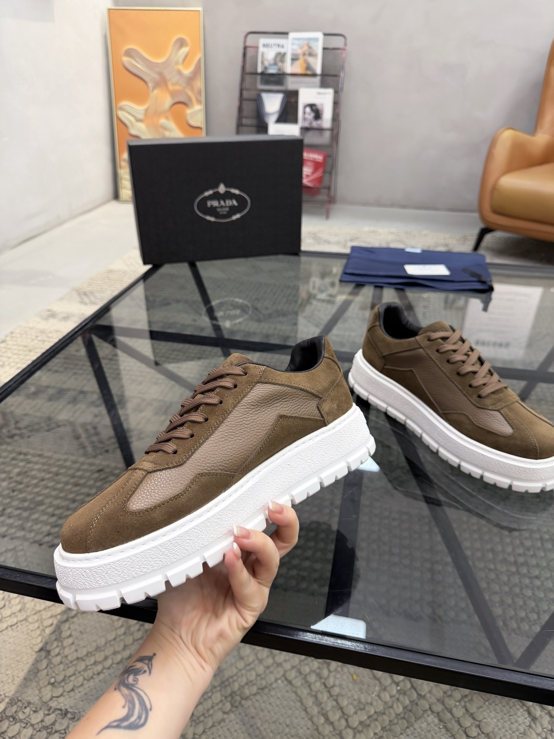 P440 P 🔍顶级代购🇮🇹 普 炸街男神休闲鞋新品来袭超人气爆款专柜同步，鞋面意大利进口原版荔枝纹牛皮搭配反绒牛皮面料，高品质压印标志复杂拼接工艺，透气舒适牛皮内里垫，增高时尚简易版面男神风格，鞋底：原厂特供原版发泡大底，原厂跟单货🔍高品质，可随意进出专柜，欢迎对比，码数 38-44（订 45 46 ）