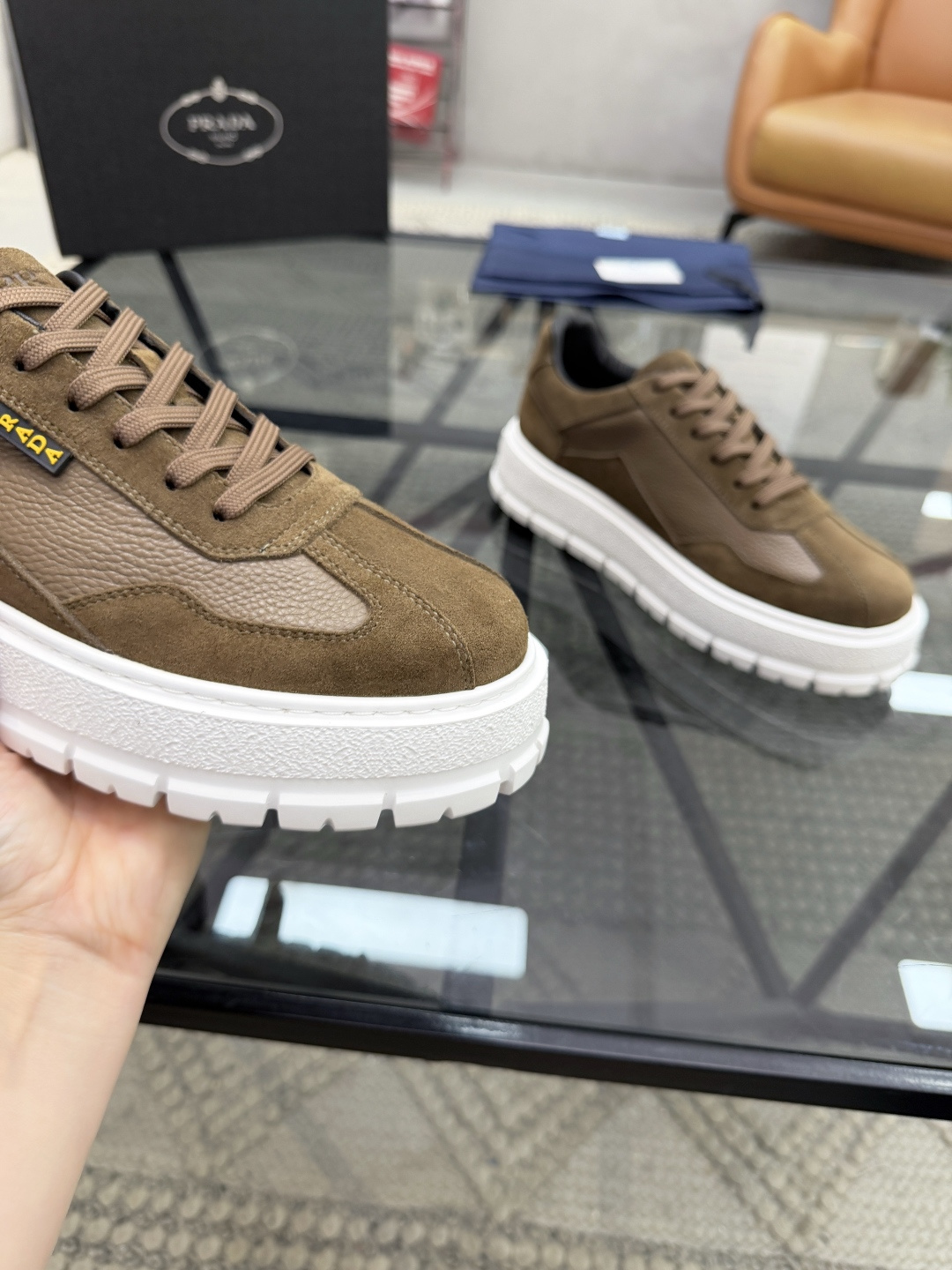 P440 P 🔍顶级代购🇮🇹 普 炸街男神休闲鞋新品来袭超人气爆款专柜同步，鞋面意大利进口原版荔枝纹牛皮搭配反绒牛皮面料，高品质压印标志复杂拼接工艺，透气舒适牛皮内里垫，增高时尚简易版面男神风格，鞋底：原厂特供原版发泡大底，原厂跟单货🔍高品质，可随意进出专柜，欢迎对比，码数 38-44（订 45 46 ）