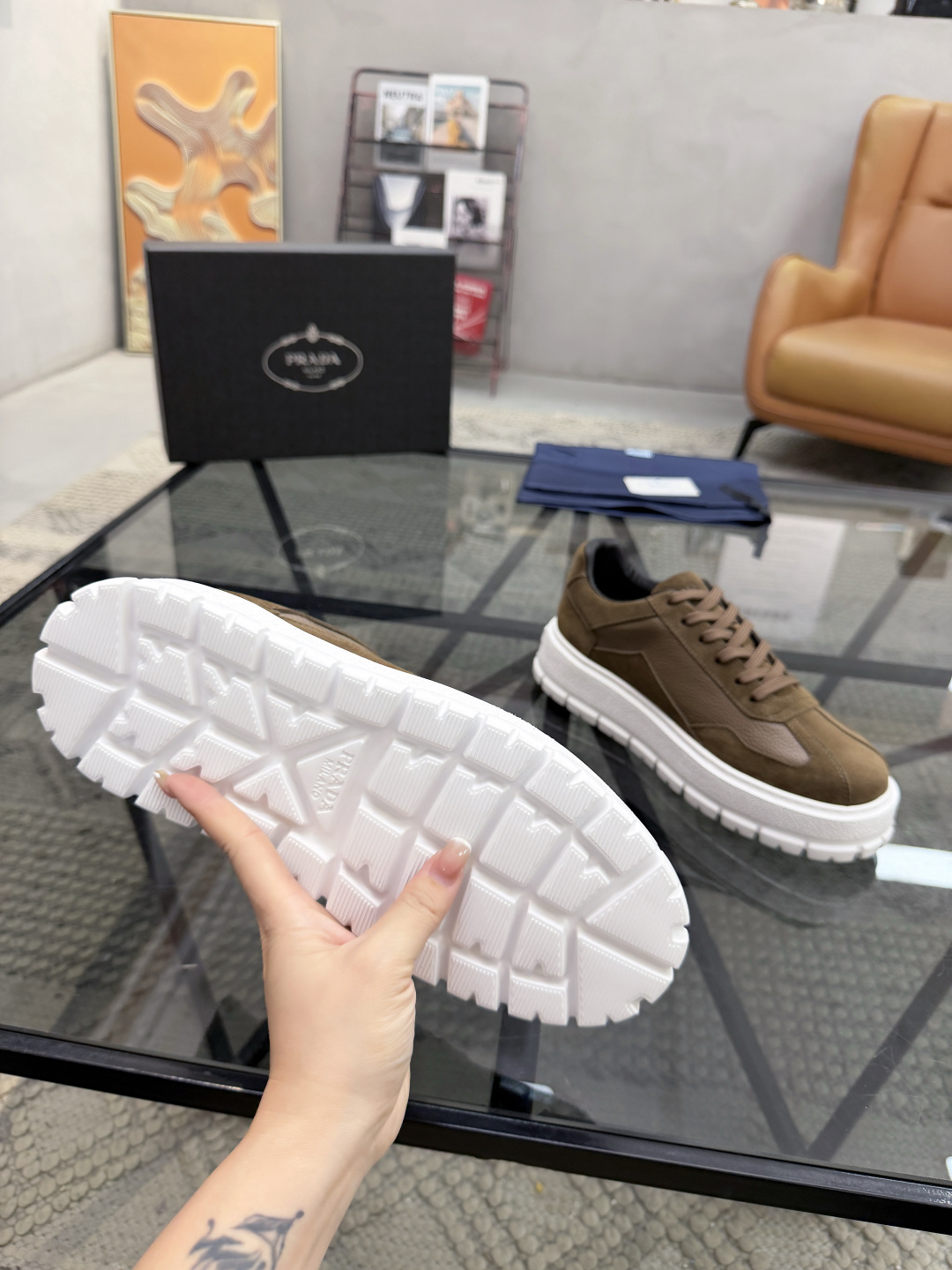 P440 P 🔍顶级代购🇮🇹 普 炸街男神休闲鞋新品来袭超人气爆款专柜同步，鞋面意大利进口原版荔枝纹牛皮搭配反绒牛皮面料，高品质压印标志复杂拼接工艺，透气舒适牛皮内里垫，增高时尚简易版面男神风格，鞋底：原厂特供原版发泡大底，原厂跟单货🔍高品质，可随意进出专柜，欢迎对比，码数 38-44（订 45 46 ）