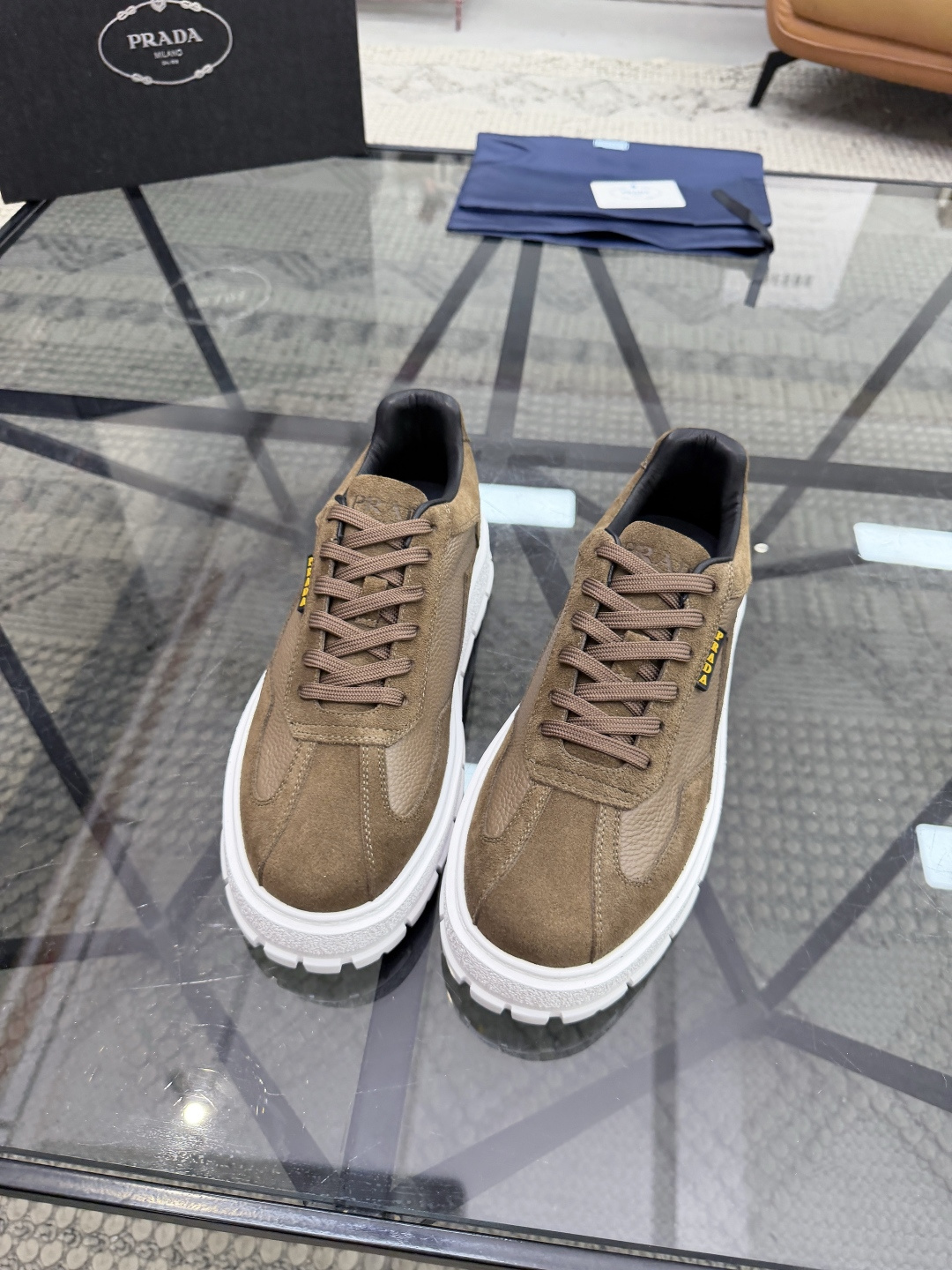 P440 P 🔍顶级代购🇮🇹 普 炸街男神休闲鞋新品来袭超人气爆款专柜同步，鞋面意大利进口原版荔枝纹牛皮搭配反绒牛皮面料，高品质压印标志复杂拼接工艺，透气舒适牛皮内里垫，增高时尚简易版面男神风格，鞋底：原厂特供原版发泡大底，原厂跟单货🔍高品质，可随意进出专柜，欢迎对比，码数 38-44（订 45 46 ）