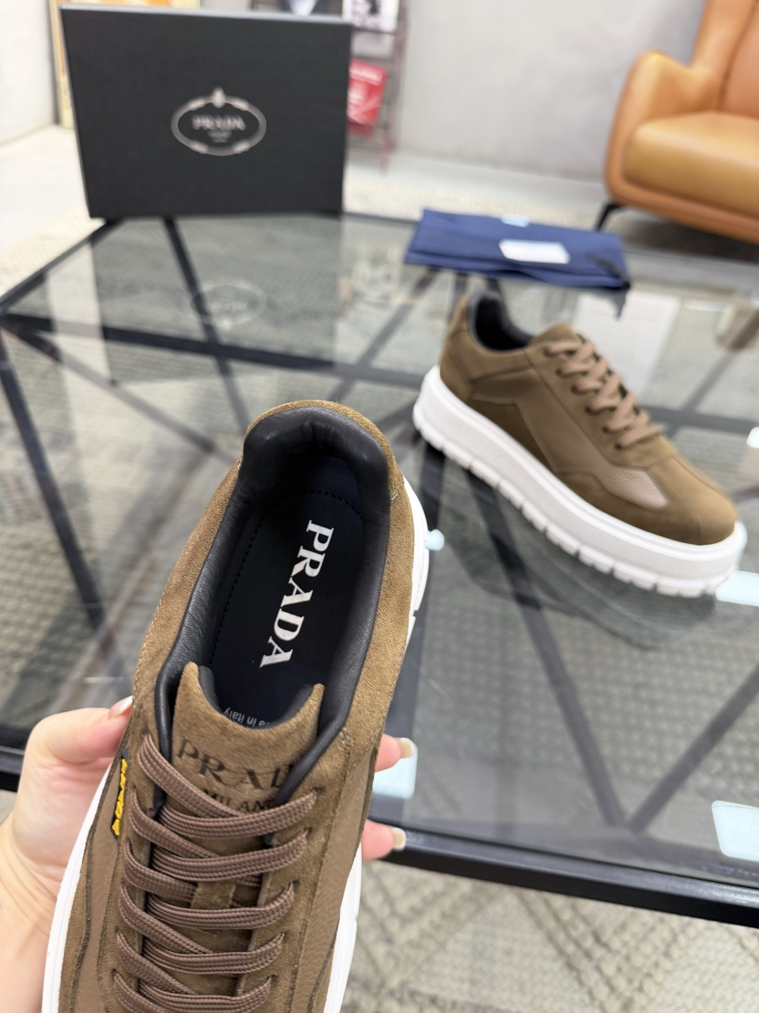 P440 P 🔍顶级代购🇮🇹 普 炸街男神休闲鞋新品来袭超人气爆款专柜同步，鞋面意大利进口原版荔枝纹牛皮搭配反绒牛皮面料，高品质压印标志复杂拼接工艺，透气舒适牛皮内里垫，增高时尚简易版面男神风格，鞋底：原厂特供原版发泡大底，原厂跟单货🔍高品质，可随意进出专柜，欢迎对比，码数 38-44（订 45 46 ）