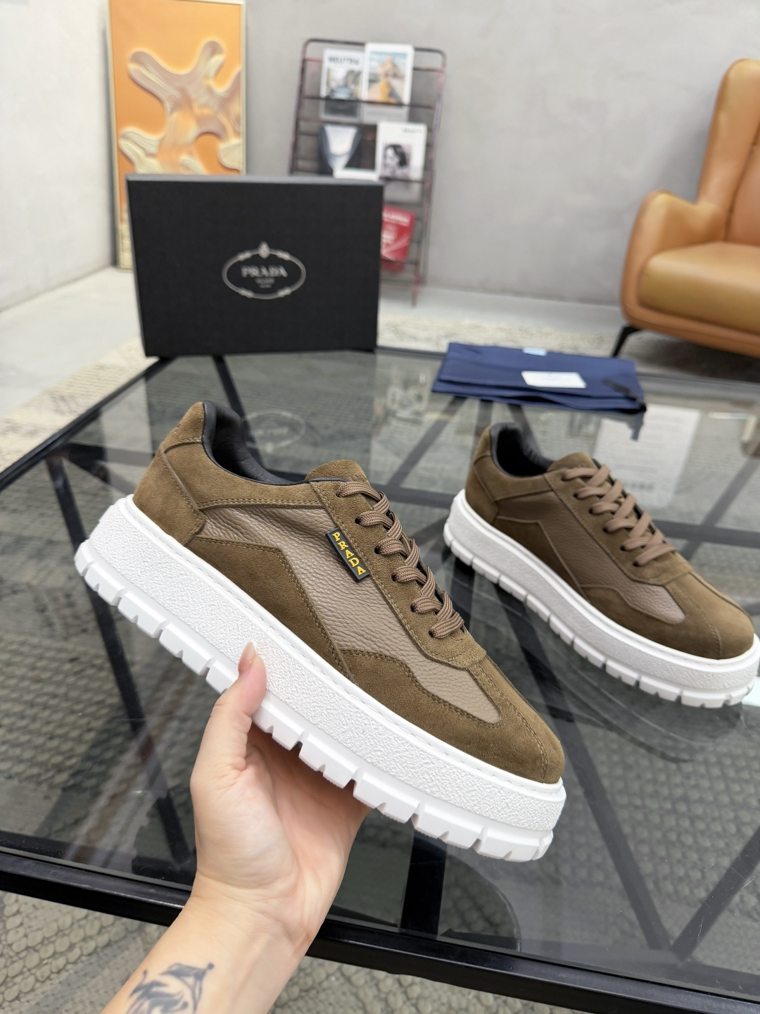 P440 P 🔍顶级代购🇮🇹 普 炸街男神休闲鞋新品来袭超人气爆款专柜同步，鞋面意大利进口原版荔枝纹牛皮搭配反绒牛皮面料，高品质压印标志复杂拼接工艺，透气舒适牛皮内里垫，增高时尚简易版面男神风格，鞋底：原厂特供原版发泡大底，原厂跟单货🔍高品质，可随意进出专柜，欢迎对比，码数 38-44（订 45 46 ）