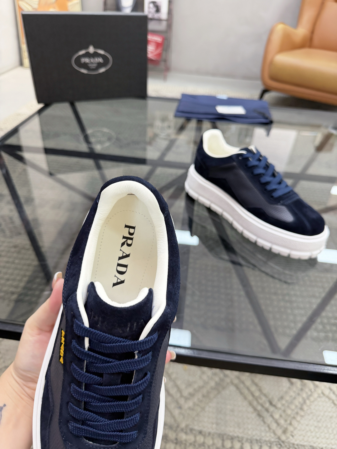 P440 P 🔍顶级代购🇮🇹 普 炸街男神休闲鞋新品来袭超人气爆款专柜同步，鞋面意大利进口原版荔枝纹牛皮搭配反绒牛皮面料，高品质压印标志复杂拼接工艺，透气舒适牛皮内里垫，增高时尚简易版面男神风格，鞋底：原厂特供原版发泡大底，原厂跟单货🔍高品质，可随意进出专柜，欢迎对比，码数 38-44（订 45 46 ）