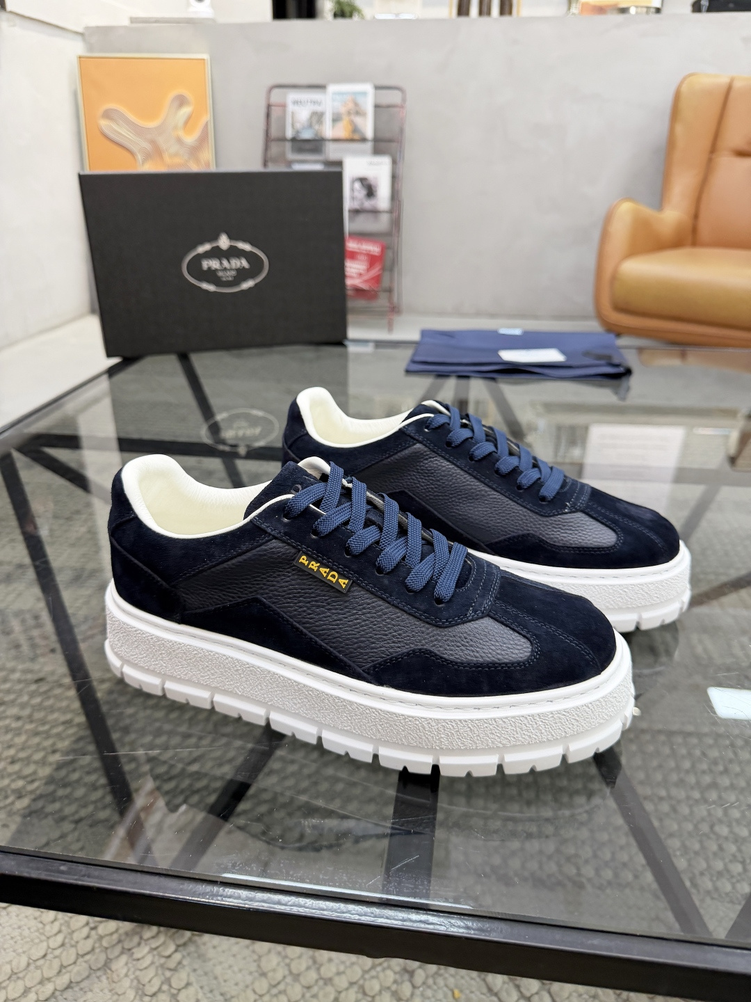 P440 P 🔍顶级代购🇮🇹 普 炸街男神休闲鞋新品来袭超人气爆款专柜同步，鞋面意大利进口原版荔枝纹牛皮搭配反绒牛皮面料，高品质压印标志复杂拼接工艺，透气舒适牛皮内里垫，增高时尚简易版面男神风格，鞋底：原厂特供原版发泡大底，原厂跟单货🔍高品质，可随意进出专柜，欢迎对比，码数 38-44（订 45 46 ）