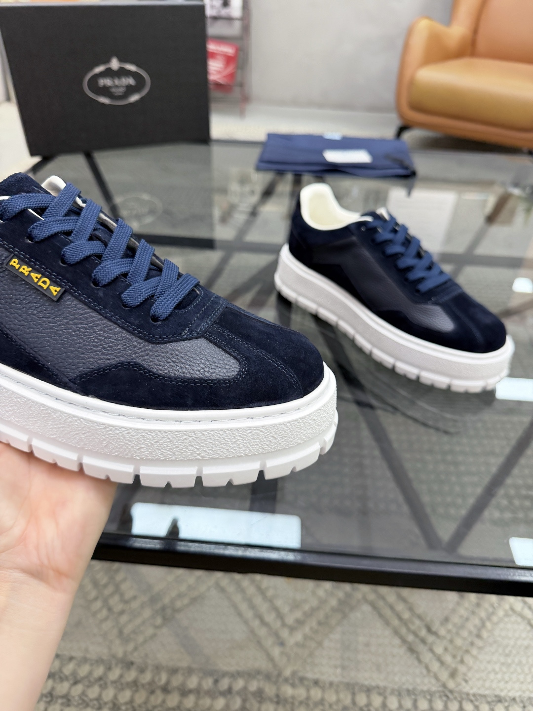 P440 P 🔍顶级代购🇮🇹 普 炸街男神休闲鞋新品来袭超人气爆款专柜同步，鞋面意大利进口原版荔枝纹牛皮搭配反绒牛皮面料，高品质压印标志复杂拼接工艺，透气舒适牛皮内里垫，增高时尚简易版面男神风格，鞋底：原厂特供原版发泡大底，原厂跟单货🔍高品质，可随意进出专柜，欢迎对比，码数 38-44（订 45 46 ）