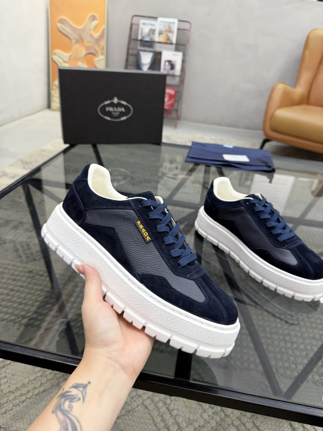 P440 P 🔍顶级代购🇮🇹 普 炸街男神休闲鞋新品来袭超人气爆款专柜同步，鞋面意大利进口原版荔枝纹牛皮搭配反绒牛皮面料，高品质压印标志复杂拼接工艺，透气舒适牛皮内里垫，增高时尚简易版面男神风格，鞋底：原厂特供原版发泡大底，原厂跟单货🔍高品质，可随意进出专柜，欢迎对比，码数 38-44（订 45 46 ）