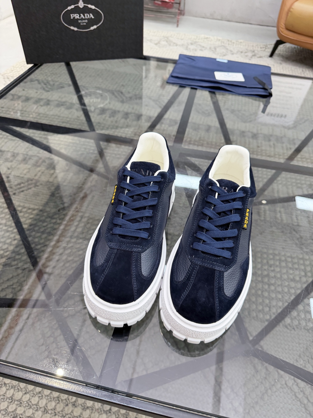 P440 P 🔍顶级代购🇮🇹 普 炸街男神休闲鞋新品来袭超人气爆款专柜同步，鞋面意大利进口原版荔枝纹牛皮搭配反绒牛皮面料，高品质压印标志复杂拼接工艺，透气舒适牛皮内里垫，增高时尚简易版面男神风格，鞋底：原厂特供原版发泡大底，原厂跟单货🔍高品质，可随意进出专柜，欢迎对比，码数 38-44（订 45 46 ）