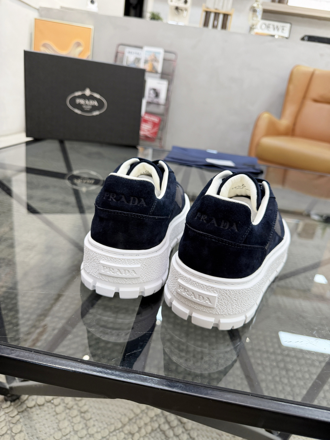 P440 P 🔍顶级代购🇮🇹 普 炸街男神休闲鞋新品来袭超人气爆款专柜同步，鞋面意大利进口原版荔枝纹牛皮搭配反绒牛皮面料，高品质压印标志复杂拼接工艺，透气舒适牛皮内里垫，增高时尚简易版面男神风格，鞋底：原厂特供原版发泡大底，原厂跟单货🔍高品质，可随意进出专柜，欢迎对比，码数 38-44（订 45 46 ）