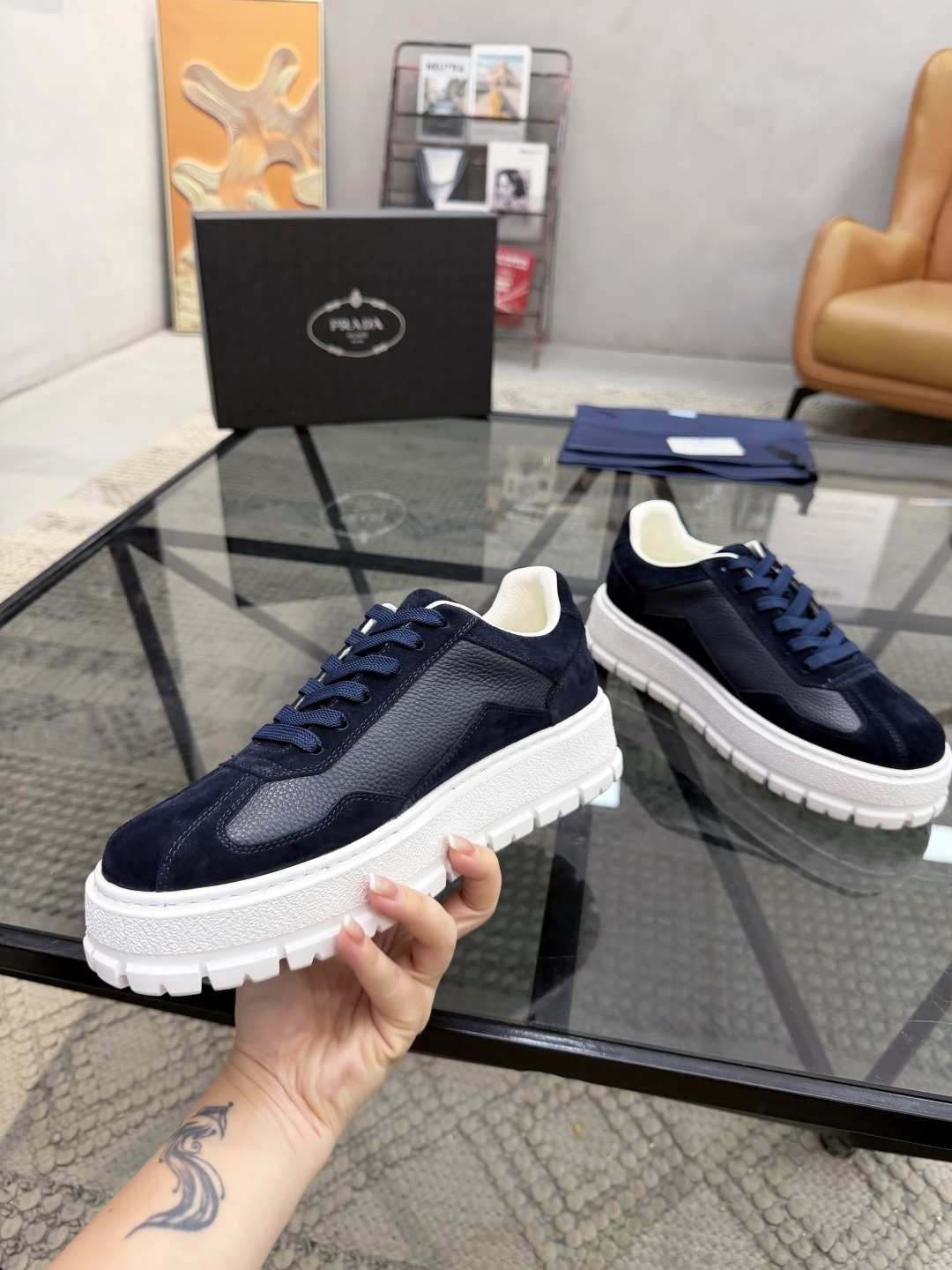 P440 P 🔍顶级代购🇮🇹 普 炸街男神休闲鞋新品来袭超人气爆款专柜同步，鞋面意大利进口原版荔枝纹牛皮搭配反绒牛皮面料，高品质压印标志复杂拼接工艺，透气舒适牛皮内里垫，增高时尚简易版面男神风格，鞋底：原厂特供原版发泡大底，原厂跟单货🔍高品质，可随意进出专柜，欢迎对比，码数 38-44（订 45 46 ）