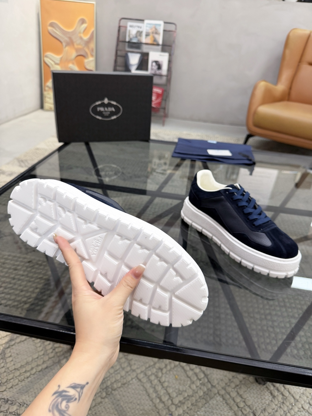 P440 P 🔍顶级代购🇮🇹 普 炸街男神休闲鞋新品来袭超人气爆款专柜同步，鞋面意大利进口原版荔枝纹牛皮搭配反绒牛皮面料，高品质压印标志复杂拼接工艺，透气舒适牛皮内里垫，增高时尚简易版面男神风格，鞋底：原厂特供原版发泡大底，原厂跟单货🔍高品质，可随意进出专柜，欢迎对比，码数 38-44（订 45 46 ）