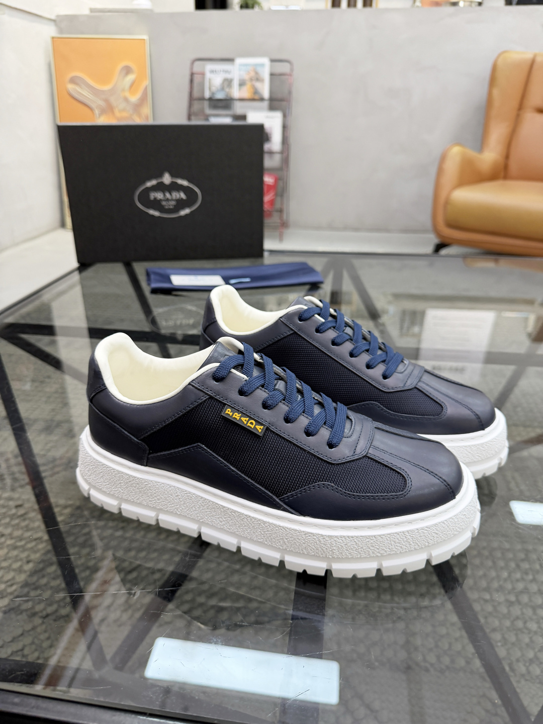 P430 P 🔍顶级代购🇮🇹 普 炸街男神休闲鞋新品来袭超人气爆款专柜同步，鞋面意大利进口原版光滑牛皮搭配网布面料，高品质压印标志复杂拼接工艺，透气舒适牛皮内里垫，增高时尚简易版面男神风格，鞋底：原厂特供原版发泡大底，原厂跟单货🔍高品质，可随意进出专柜，欢迎对比，码数 38-44（订 45 46 ）