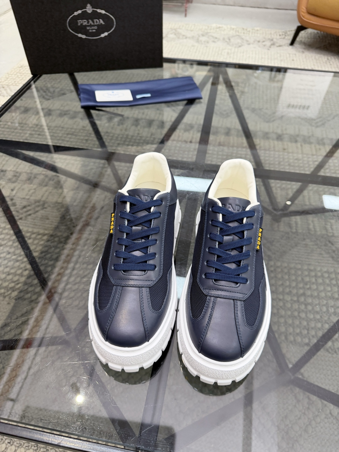 P430 P 🔍顶级代购🇮🇹 普 炸街男神休闲鞋新品来袭超人气爆款专柜同步，鞋面意大利进口原版光滑牛皮搭配网布面料，高品质压印标志复杂拼接工艺，透气舒适牛皮内里垫，增高时尚简易版面男神风格，鞋底：原厂特供原版发泡大底，原厂跟单货🔍高品质，可随意进出专柜，欢迎对比，码数 38-44（订 45 46 ）