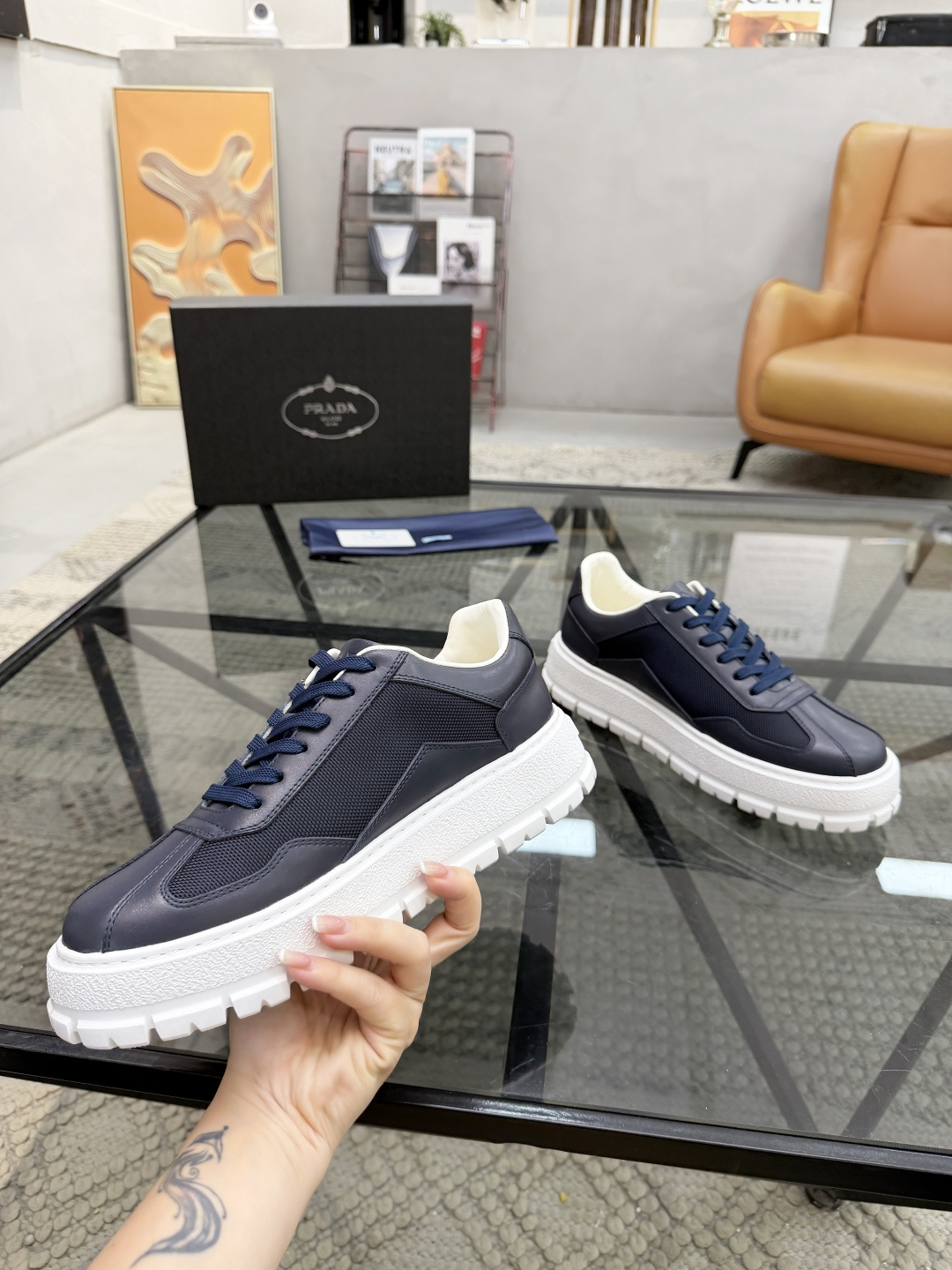 P430 P 🔍顶级代购🇮🇹 普 炸街男神休闲鞋新品来袭超人气爆款专柜同步，鞋面意大利进口原版光滑牛皮搭配网布面料，高品质压印标志复杂拼接工艺，透气舒适牛皮内里垫，增高时尚简易版面男神风格，鞋底：原厂特供原版发泡大底，原厂跟单货🔍高品质，可随意进出专柜，欢迎对比，码数 38-44（订 45 46 ）