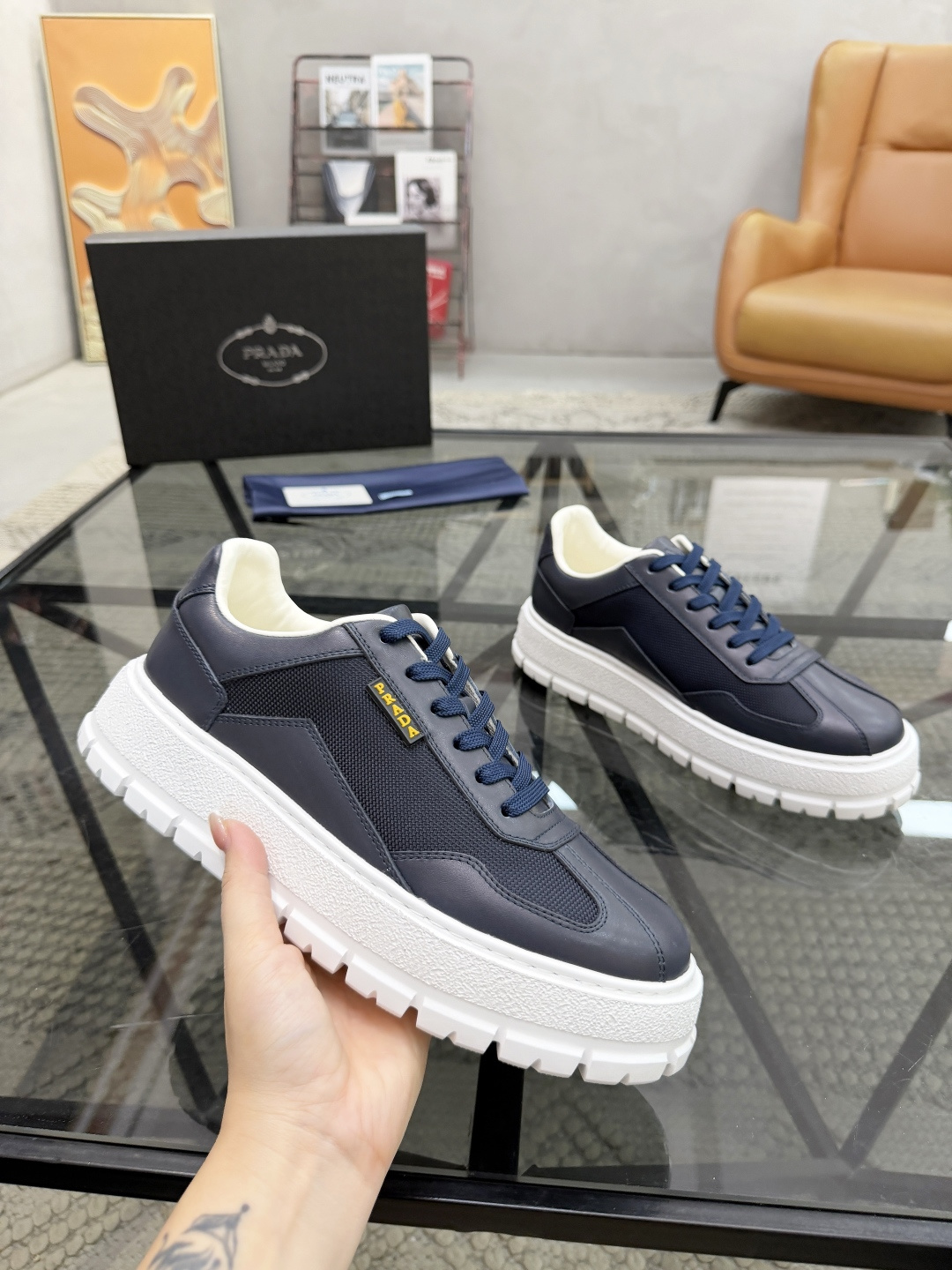 P430 P 🔍顶级代购🇮🇹 普 炸街男神休闲鞋新品来袭超人气爆款专柜同步，鞋面意大利进口原版光滑牛皮搭配网布面料，高品质压印标志复杂拼接工艺，透气舒适牛皮内里垫，增高时尚简易版面男神风格，鞋底：原厂特供原版发泡大底，原厂跟单货🔍高品质，可随意进出专柜，欢迎对比，码数 38-44（订 45 46 ）