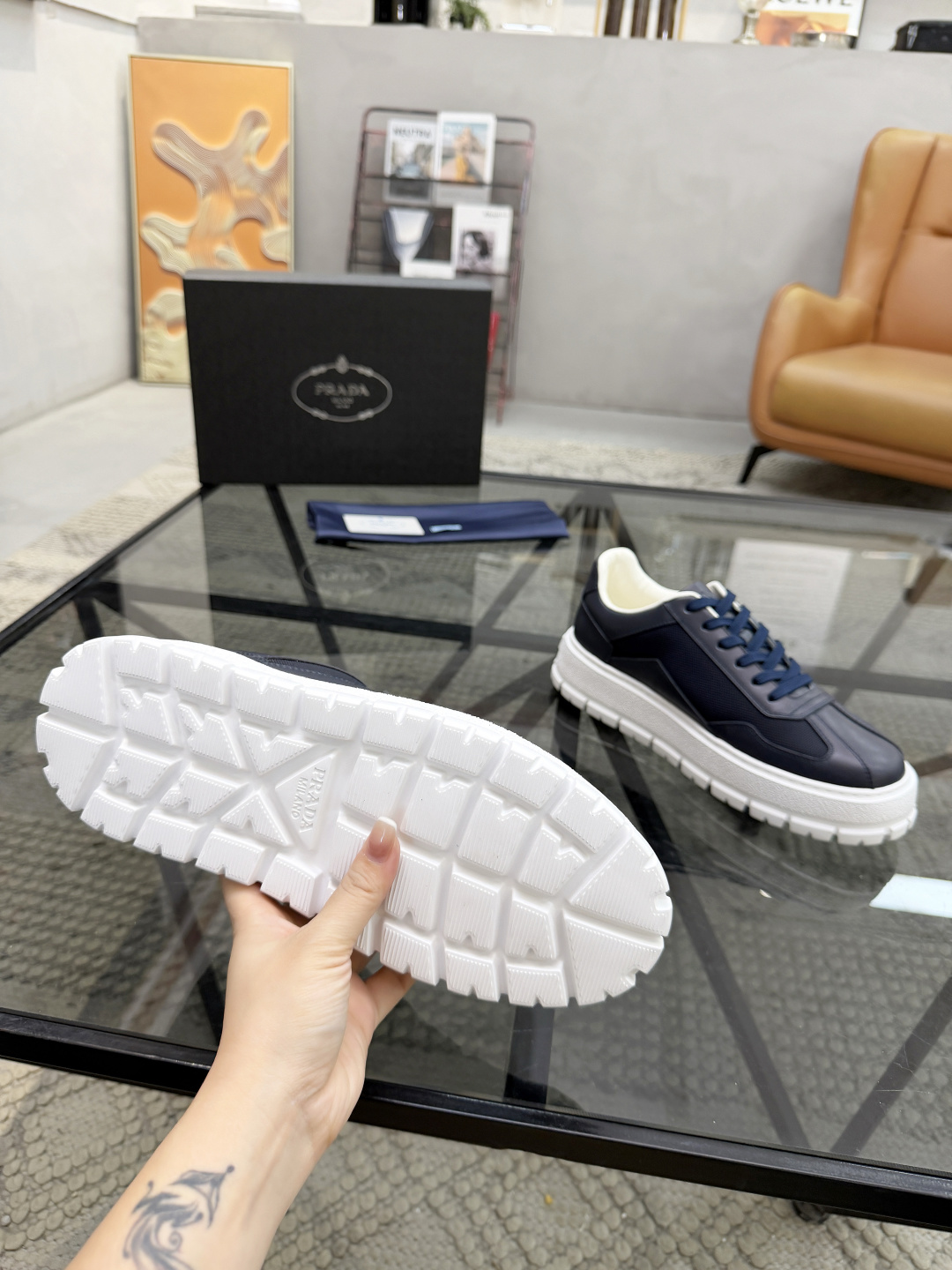 P430 P 🔍顶级代购🇮🇹 普 炸街男神休闲鞋新品来袭超人气爆款专柜同步，鞋面意大利进口原版光滑牛皮搭配网布面料，高品质压印标志复杂拼接工艺，透气舒适牛皮内里垫，增高时尚简易版面男神风格，鞋底：原厂特供原版发泡大底，原厂跟单货🔍高品质，可随意进出专柜，欢迎对比，码数 38-44（订 45 46 ）