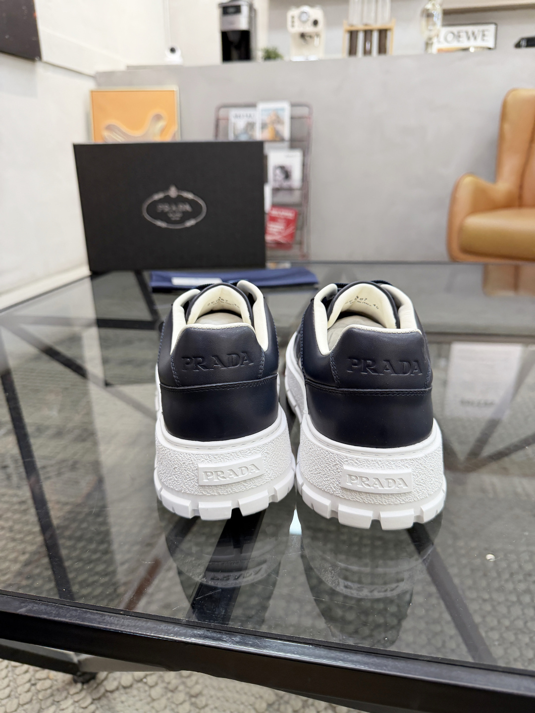 P430 P 🔍顶级代购🇮🇹 普 炸街男神休闲鞋新品来袭超人气爆款专柜同步，鞋面意大利进口原版光滑牛皮搭配网布面料，高品质压印标志复杂拼接工艺，透气舒适牛皮内里垫，增高时尚简易版面男神风格，鞋底：原厂特供原版发泡大底，原厂跟单货🔍高品质，可随意进出专柜，欢迎对比，码数 38-44（订 45 46 ）