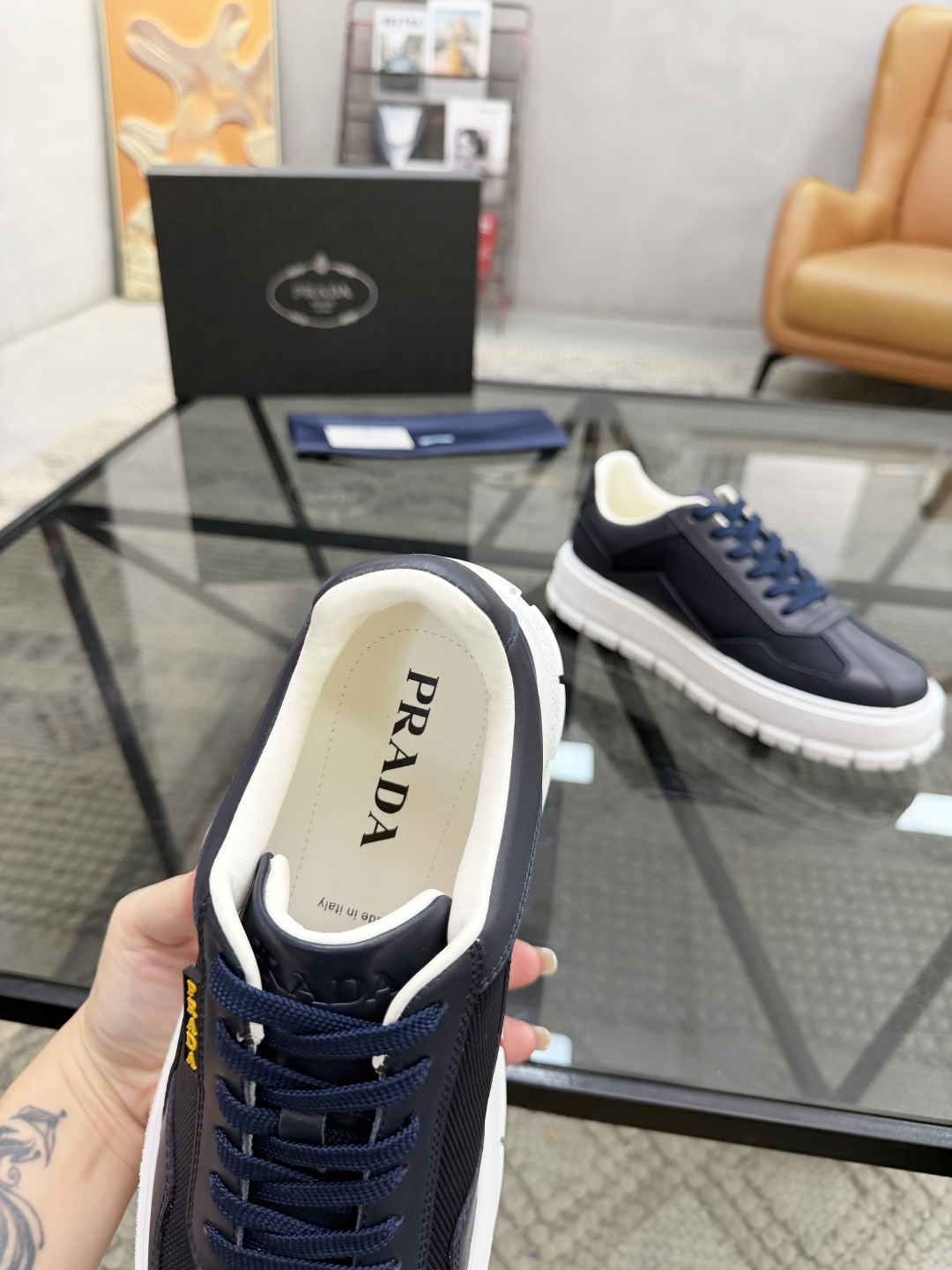 P430 P 🔍顶级代购🇮🇹 普 炸街男神休闲鞋新品来袭超人气爆款专柜同步，鞋面意大利进口原版光滑牛皮搭配网布面料，高品质压印标志复杂拼接工艺，透气舒适牛皮内里垫，增高时尚简易版面男神风格，鞋底：原厂特供原版发泡大底，原厂跟单货🔍高品质，可随意进出专柜，欢迎对比，码数 38-44（订 45 46 ）