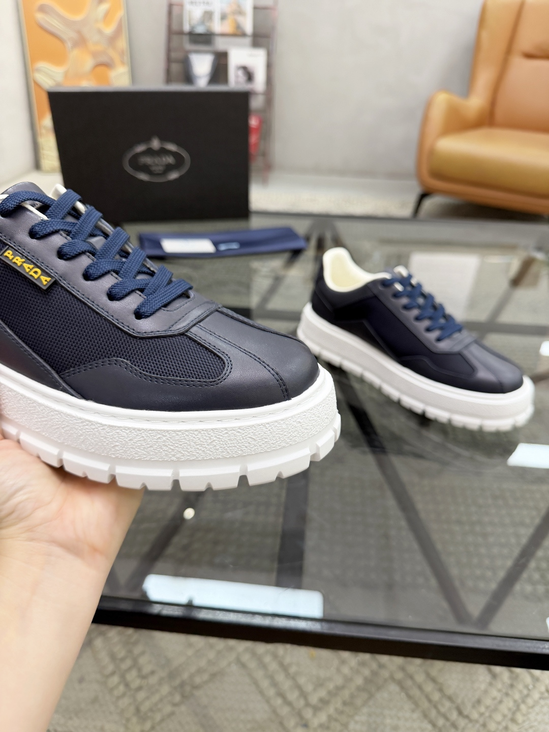 P430 P 🔍顶级代购🇮🇹 普 炸街男神休闲鞋新品来袭超人气爆款专柜同步，鞋面意大利进口原版光滑牛皮搭配网布面料，高品质压印标志复杂拼接工艺，透气舒适牛皮内里垫，增高时尚简易版面男神风格，鞋底：原厂特供原版发泡大底，原厂跟单货🔍高品质，可随意进出专柜，欢迎对比，码数 38-44（订 45 46 ）
