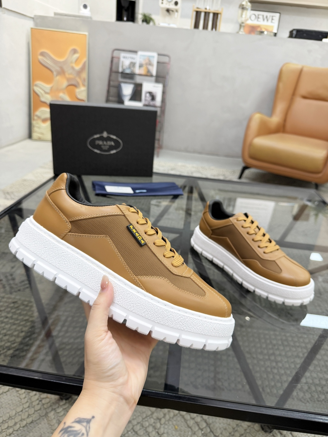 P430 P 🔍顶级代购🇮🇹 普 炸街男神休闲鞋新品来袭超人气爆款专柜同步，鞋面意大利进口原版光滑牛皮搭配网布面料，高品质压印标志复杂拼接工艺，透气舒适牛皮内里垫，增高时尚简易版面男神风格，鞋底：原厂特供原版发泡大底，原厂跟单货🔍高品质，可随意进出专柜，欢迎对比，码数 38-44（订 45 46 ）