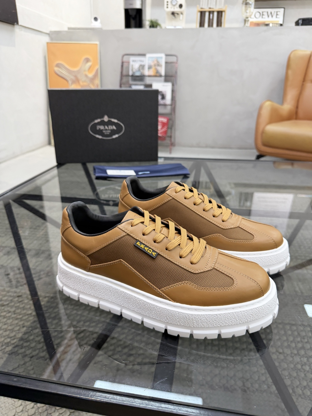 P430 P 🔍顶级代购🇮🇹 普 炸街男神休闲鞋新品来袭超人气爆款专柜同步，鞋面意大利进口原版光滑牛皮搭配网布面料，高品质压印标志复杂拼接工艺，透气舒适牛皮内里垫，增高时尚简易版面男神风格，鞋底：原厂特供原版发泡大底，原厂跟单货🔍高品质，可随意进出专柜，欢迎对比，码数 38-44（订 45 46 ）