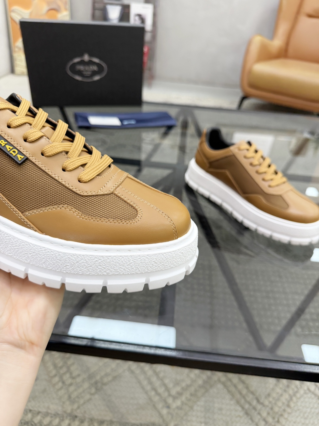 P430 P 🔍顶级代购🇮🇹 普 炸街男神休闲鞋新品来袭超人气爆款专柜同步，鞋面意大利进口原版光滑牛皮搭配网布面料，高品质压印标志复杂拼接工艺，透气舒适牛皮内里垫，增高时尚简易版面男神风格，鞋底：原厂特供原版发泡大底，原厂跟单货🔍高品质，可随意进出专柜，欢迎对比，码数 38-44（订 45 46 ）