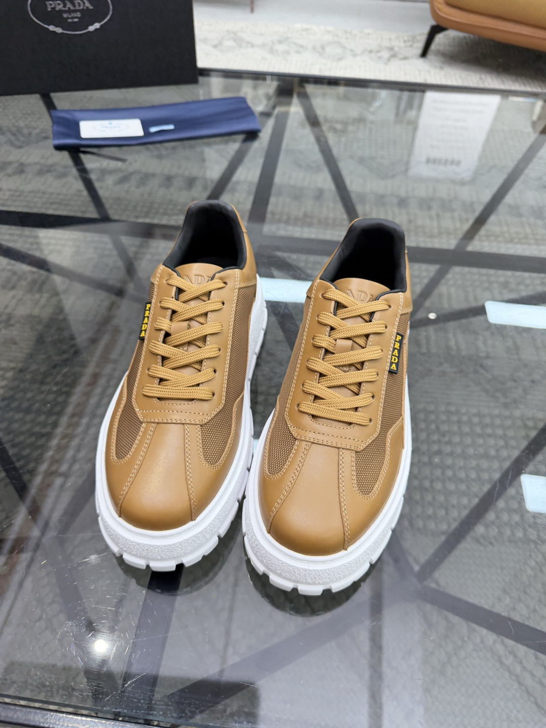 P430 P 🔍顶级代购🇮🇹 普 炸街男神休闲鞋新品来袭超人气爆款专柜同步，鞋面意大利进口原版光滑牛皮搭配网布面料，高品质压印标志复杂拼接工艺，透气舒适牛皮内里垫，增高时尚简易版面男神风格，鞋底：原厂特供原版发泡大底，原厂跟单货🔍高品质，可随意进出专柜，欢迎对比，码数 38-44（订 45 46 ）