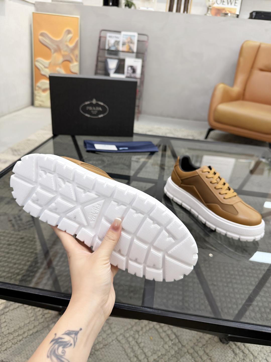 P430 P 🔍顶级代购🇮🇹 普 炸街男神休闲鞋新品来袭超人气爆款专柜同步，鞋面意大利进口原版光滑牛皮搭配网布面料，高品质压印标志复杂拼接工艺，透气舒适牛皮内里垫，增高时尚简易版面男神风格，鞋底：原厂特供原版发泡大底，原厂跟单货🔍高品质，可随意进出专柜，欢迎对比，码数 38-44（订 45 46 ）