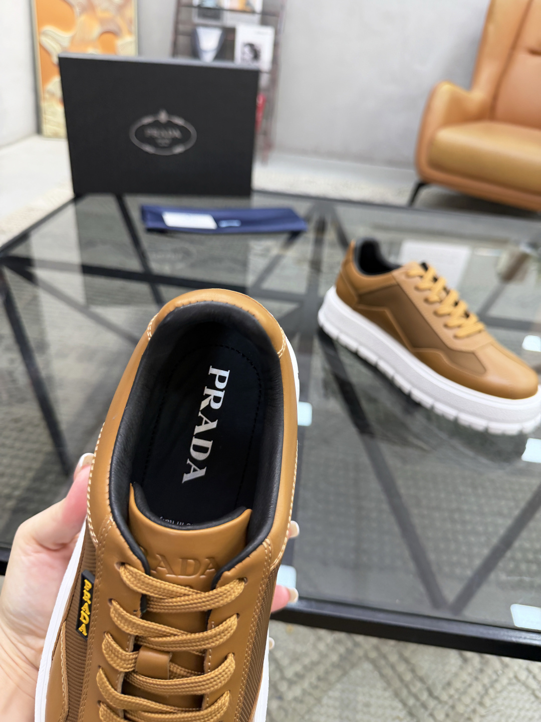 P430 P 🔍顶级代购🇮🇹 普 炸街男神休闲鞋新品来袭超人气爆款专柜同步，鞋面意大利进口原版光滑牛皮搭配网布面料，高品质压印标志复杂拼接工艺，透气舒适牛皮内里垫，增高时尚简易版面男神风格，鞋底：原厂特供原版发泡大底，原厂跟单货🔍高品质，可随意进出专柜，欢迎对比，码数 38-44（订 45 46 ）