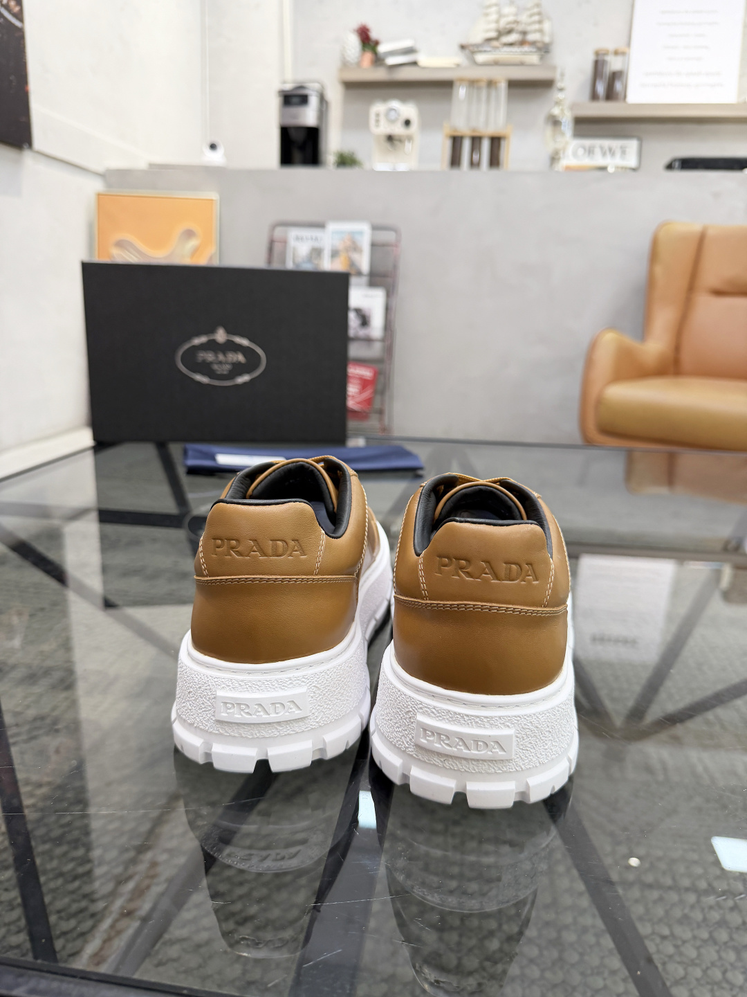 P430 P 🔍顶级代购🇮🇹 普 炸街男神休闲鞋新品来袭超人气爆款专柜同步，鞋面意大利进口原版光滑牛皮搭配网布面料，高品质压印标志复杂拼接工艺，透气舒适牛皮内里垫，增高时尚简易版面男神风格，鞋底：原厂特供原版发泡大底，原厂跟单货🔍高品质，可随意进出专柜，欢迎对比，码数 38-44（订 45 46 ）