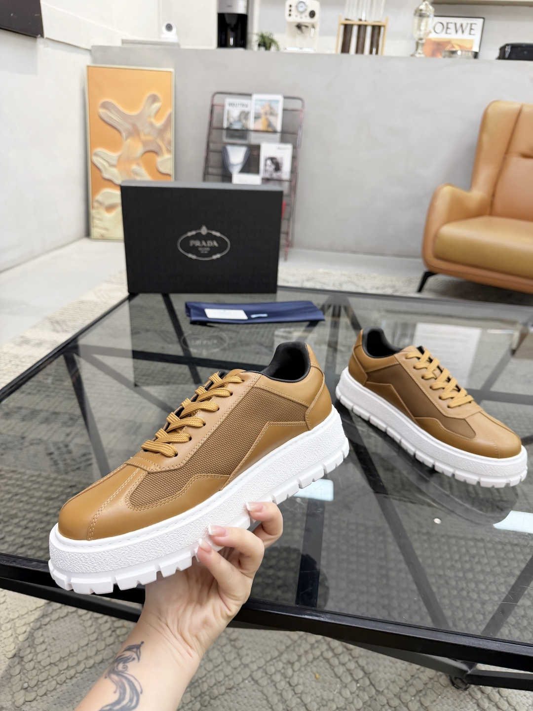 P430 P 🔍顶级代购🇮🇹 普 炸街男神休闲鞋新品来袭超人气爆款专柜同步，鞋面意大利进口原版光滑牛皮搭配网布面料，高品质压印标志复杂拼接工艺，透气舒适牛皮内里垫，增高时尚简易版面男神风格，鞋底：原厂特供原版发泡大底，原厂跟单货🔍高品质，可随意进出专柜，欢迎对比，码数 38-44（订 45 46 ）