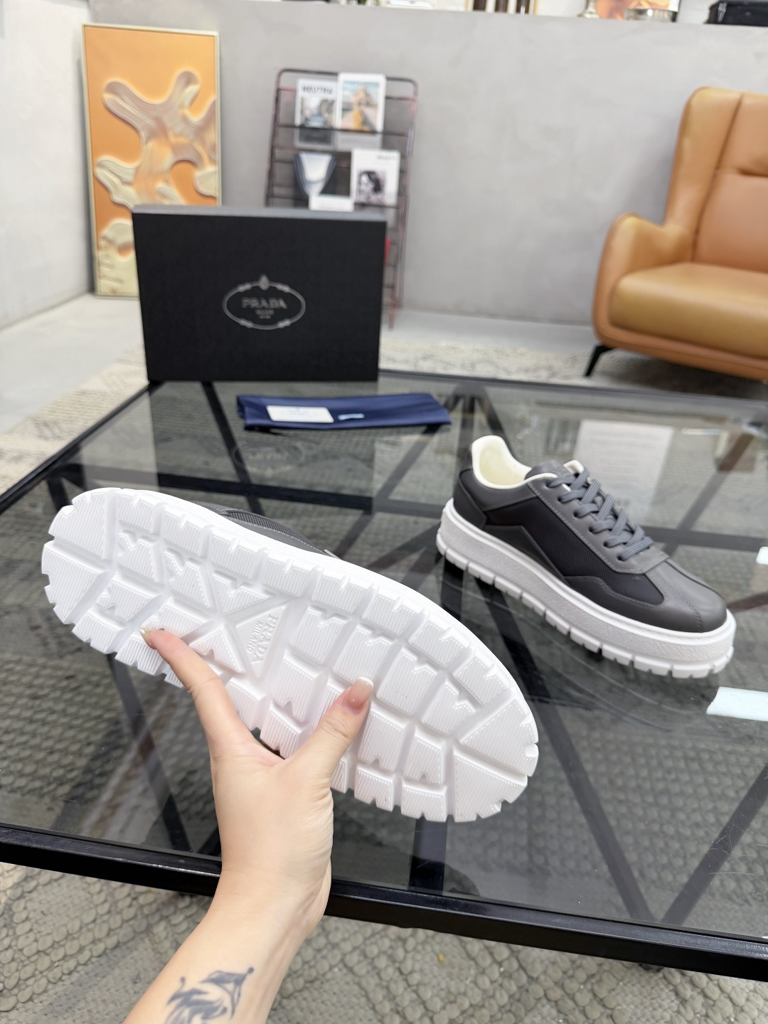 P430 P 🔍顶级代购🇮🇹 普 炸街男神休闲鞋新品来袭超人气爆款专柜同步，鞋面意大利进口原版光滑牛皮搭配网布面料，高品质压印标志复杂拼接工艺，透气舒适牛皮内里垫，增高时尚简易版面男神风格，鞋底：原厂特供原版发泡大底，原厂跟单货🔍高品质，可随意进出专柜，欢迎对比，码数 38-44（订 45 46 ）