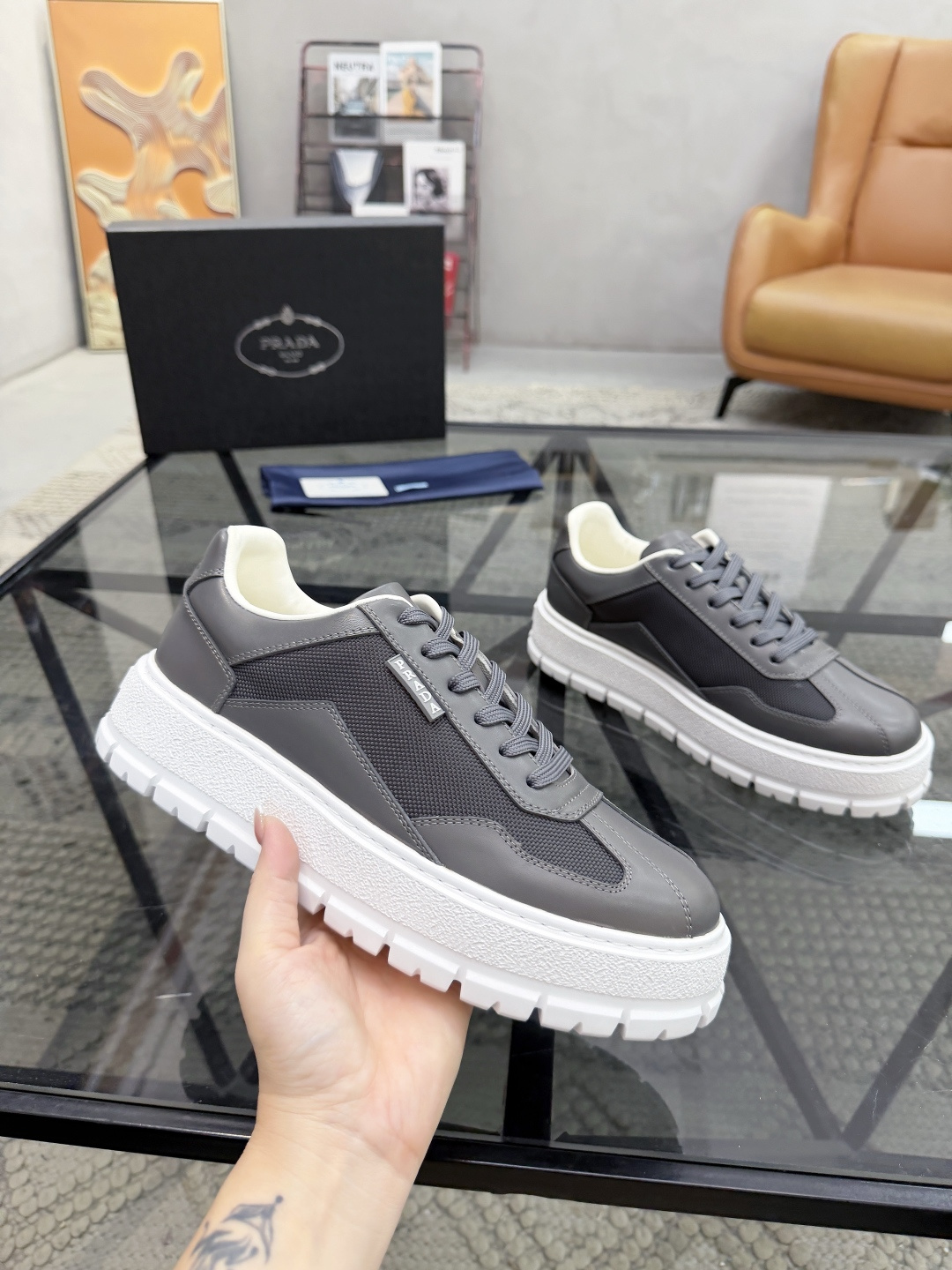 P430 P 🔍顶级代购🇮🇹 普 炸街男神休闲鞋新品来袭超人气爆款专柜同步，鞋面意大利进口原版光滑牛皮搭配网布面料，高品质压印标志复杂拼接工艺，透气舒适牛皮内里垫，增高时尚简易版面男神风格，鞋底：原厂特供原版发泡大底，原厂跟单货🔍高品质，可随意进出专柜，欢迎对比，码数 38-44（订 45 46 ）