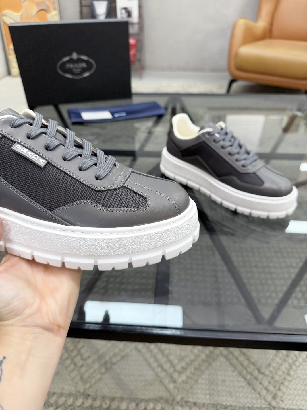 P430 P 🔍顶级代购🇮🇹 普 炸街男神休闲鞋新品来袭超人气爆款专柜同步，鞋面意大利进口原版光滑牛皮搭配网布面料，高品质压印标志复杂拼接工艺，透气舒适牛皮内里垫，增高时尚简易版面男神风格，鞋底：原厂特供原版发泡大底，原厂跟单货🔍高品质，可随意进出专柜，欢迎对比，码数 38-44（订 45 46 ）