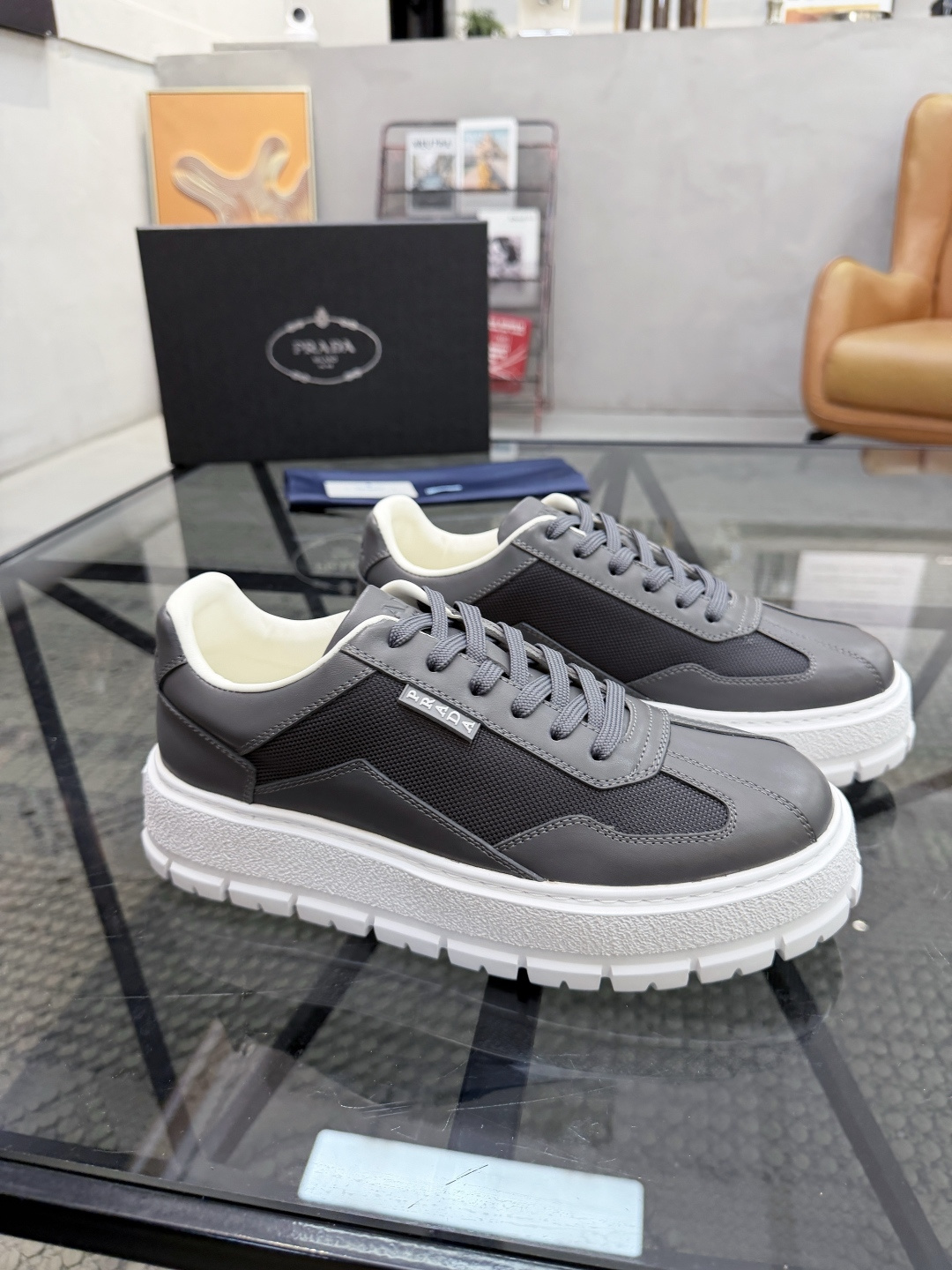 P430 P 🔍顶级代购🇮🇹 普 炸街男神休闲鞋新品来袭超人气爆款专柜同步，鞋面意大利进口原版光滑牛皮搭配网布面料，高品质压印标志复杂拼接工艺，透气舒适牛皮内里垫，增高时尚简易版面男神风格，鞋底：原厂特供原版发泡大底，原厂跟单货🔍高品质，可随意进出专柜，欢迎对比，码数 38-44（订 45 46 ）